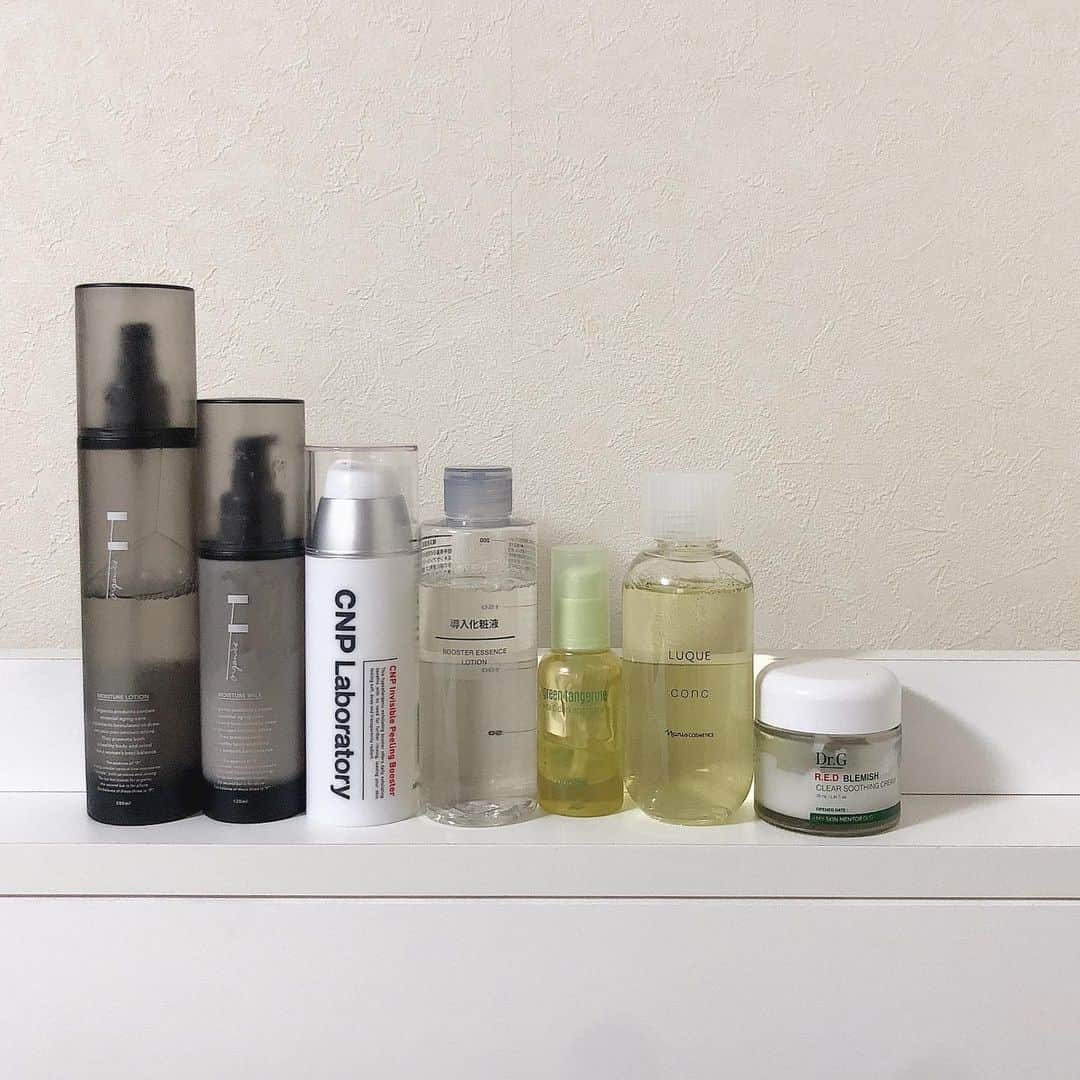 小澤楓さんのインスタグラム写真 - (小澤楓Instagram)「Night skin care🌙 最近の私のナイトケア事情💭 . 毎日マスクして肌がストレス感じてると思うので、夜はしっかりケアしてます🌙 . 拭き取り化粧水結構色々使ってみたけど、ここ最近#luque が1番調子いい❕ 更に、#cnp の導入液で肌のガザつきゴワつきを無くしてる〜❕ 無印の導入化粧水も良いって良く聞くので最近買ってみました❕ . . #kaedeさんのおすすめ #nightskincare #スキンケア #コスメ」4月4日 0時07分 - kaede_cyori