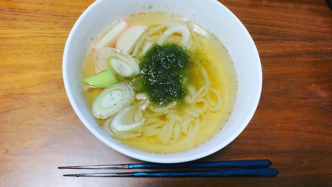 長田成哉のインスタグラム：「寝ちまった。 うどん食いたくて 冷凍うどん使って とろろ昆布うどん。 #個人的な自炊の記録」