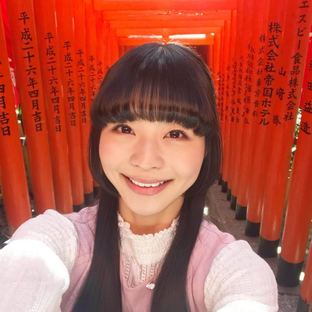 寺嶋由芙さんのインスタグラム写真 - (寺嶋由芙Instagram)「不思議な背景すぎて、合成みたいだね(ﾟωﾟ)日枝神社の鳥居参道です(ﾟωﾟ)⛩⛩⛩⛩⛩⛩⛩⛩⛩⛩⛩⛩⛩⛩⛩⛩⛩⛩⛩⛩⛩⛩ ・  #旅行読売　#神社　#参拝マナー　#日枝神社　#御朱印巡り #御朱印集め　#御朱印　#御朱印グルメぐり　#絵馬　#縁結び　#japaneseshrine #japaneseidol #idol #鳥居 #鳥居参道」4月4日 0時04分 - yufu_terashima