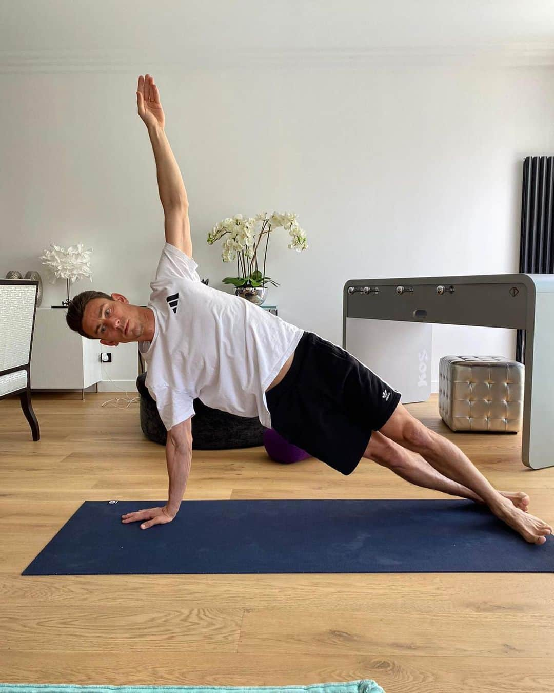 ローラン・コシールニーさんのインスタグラム写真 - (ローラン・コシールニーInstagram)「#hometeam 🏡 @adidasparis @adidasfootball  Yoga session breathe in breathe out 🧘‍♂️ Stay positive 🤞🏻 @sharon_footballyoga」4月4日 0時30分 - koscielny_official6