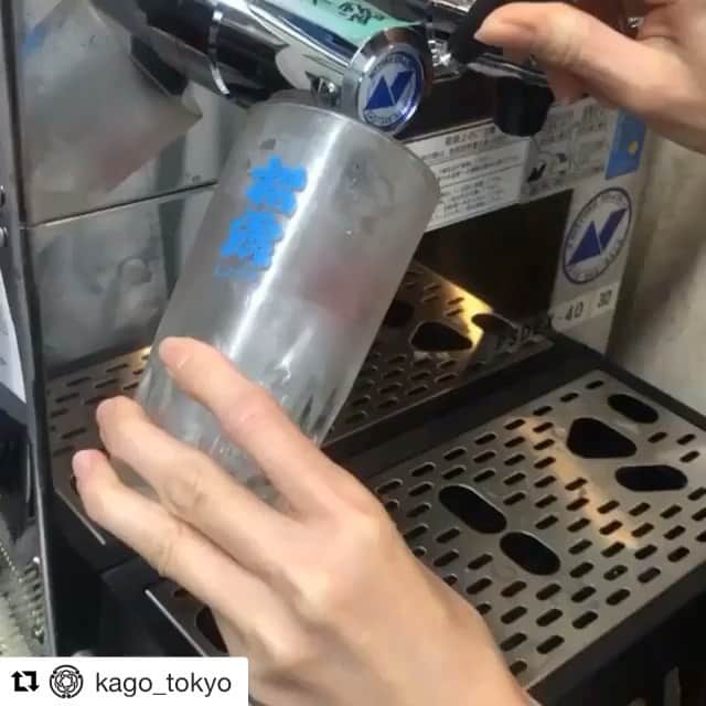 桜井誠のインスタグラム：「こちらも是非ご利用下さいませ！ 居酒屋に行けぬフラストレーションを、自宅で発散出来ます🏠  #Repost @kago_tokyo with @get_repost ・・・ . . 【店主と直接連絡を取れる方限定で 持ち帰りでの販売を行います】 . 　日頃よりご贔屓にしていただき誠にありがとうございます。 　さて、今般の新型コロナウィルスの蔓延により政府・都より外出自粛が要請され、皆様におかれましては悶々とした日々をお過ごしのことと存じます。 　籠では原則として商品のお持ち帰りは一切お断りしてまいりましが、このような時勢を鑑み、直接連絡の取れる信頼のおける方にのみお持ち帰りでの販売を行うことと致しました。 　なるべく品質の落ちにくい物を厳選致しました。 　こちらから是非に！とは申し上げにくいのですが、もし日常のお食事でお困りのことがありましたらご用命下さいませ。 . 　以下ご注文の際のお願いです。 . ①受け取りにみえる「１時間以上前に時間指定」の上、 「LINEまたはメール」にて 「数量を明記」してご連絡下さい。 コメント欄やDMでの連絡は不可。 状況により受け取り希望時間に添えない場合がございます。 . ②お手数ですが、お持ち帰り用の容器（タッパーなど）を必ずご持参下さい！ 申し訳ございませんが、こちらでのご用意はありません。 . ③会計には現金・カード・各種電子マネーがご利用いただけます。 . ④受け取り希望時間は夕方以降を想定しておりますが、それ以外の時間でもご相談ください。 個人の予定や店内の状況により承れない場合もありますので早めのご連絡をお願い致します。 . ⑤「こちらからの返信をもって注文完了」となります。 返信が遅れる場合は何卒ご容赦下さい。 . . 〜品書き〜 . ［飲］ 百合前割り1.8ℓ ¥3000- （一升瓶でお渡しします） 松露ソーダ500ml ¥1000- （容器持参必須です！ペットボトル推奨） その他にもご用意できます。 お問い合わせください。 . ［食］ つくねピーマン 　5本 ¥1500-  10本 ¥2500-  15本 ¥3500-　20本 ¥4500- せせり炭火焼　¥700-　 レバニラ ¥600-  トリカラ ¥600- アジフライ  3枚 ¥1000-  ハムカツ  3枚 ¥800- ポテサラ ¥600-  もつ煮込み ¥500- . 水餃子 10コ ¥800-（冷凍品渡し） ※保冷剤はありませんのですぐに召し上がらない場合はご遠慮下さい。 . 全て普段提供している程度の量です。 . 以上となります。 . 不躾な連絡ご容赦下さいませ。 . どうぞ皆様お身体にお気をつけてお過ごし下さい。 . . 店主」