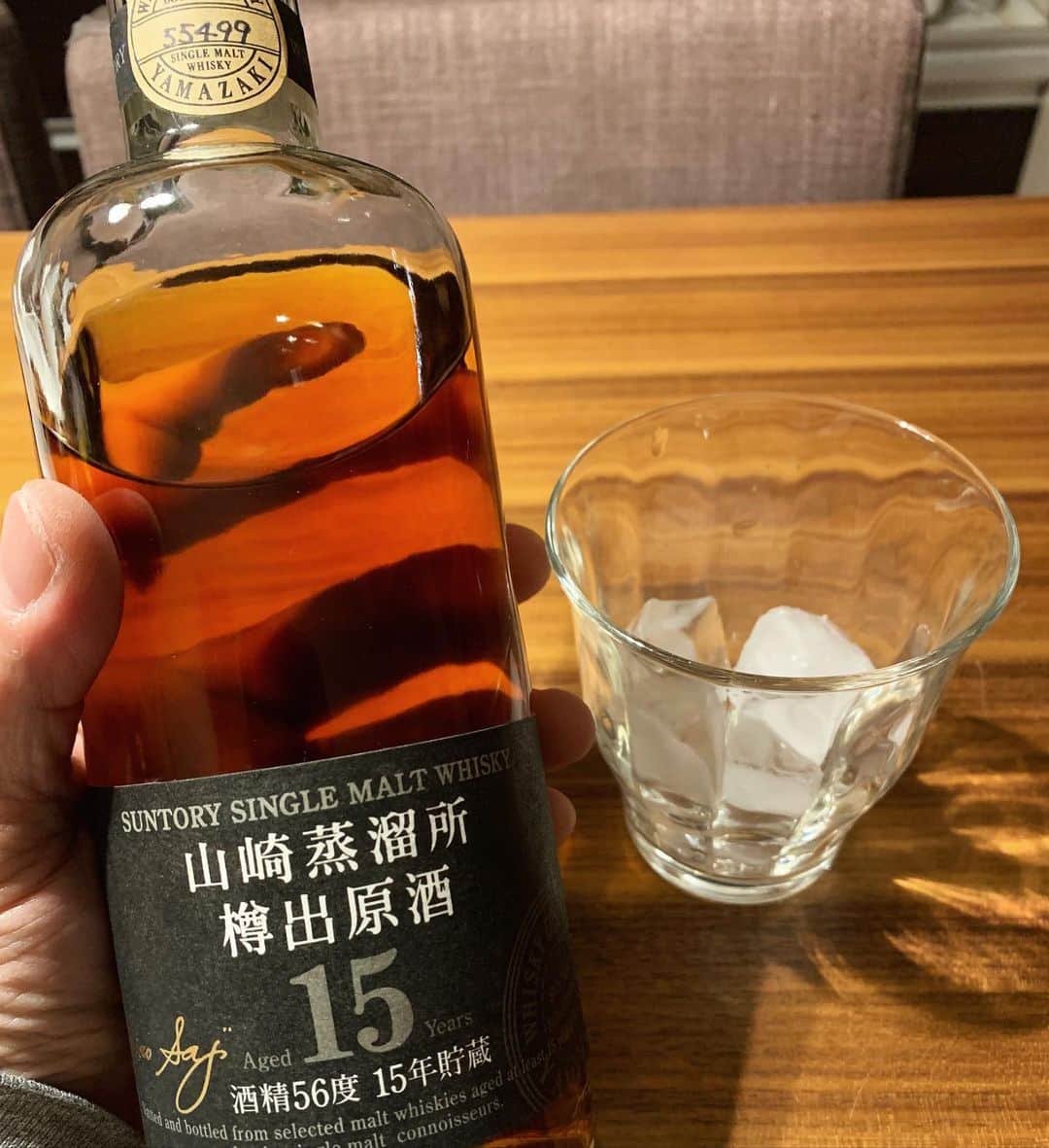 増崎孝司のインスタグラム：「大分贅沢な夜 自粛生活にはこれくらい必要(笑) な？レオ🐈🐾😋」