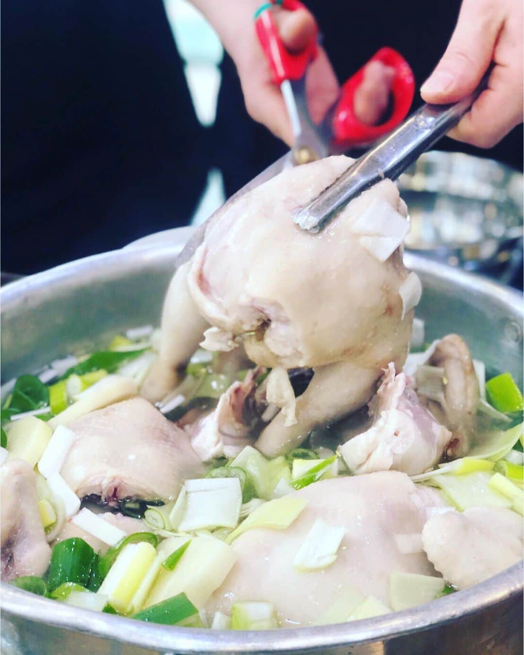 堤太輝さんのインスタグラム写真 - (堤太輝Instagram)「ほ〜れっ！美味そうでしょ😁 前に韓国旅行へ行った時の写真を載せてなかったので、このタイミングで韓国好きな皆様と共有できたらと思っております。韓国に行ったら必ずここ『チンハルメダッカンマリ』を食べに行く🤤 もう最高ですよ👏 毎回ここw もう何回行っただろうw 他の店に入って、やっぱりチンハルメが美味いじゃん。。ってなるのが怖いw ここの食べた事ある人いますか？ 焼き魚のお店が連なったところ歩いて行く🏃‍♂️あの雰囲気も好き♡歩いて行くとオンマの看板が見えてきますよねw 思い出すだけでニヤける☺️ 僕はここのタッカンマリを毎回1度必ず食べてる。チンハルメタッカンマリを食べた事ある方‼️ここを越えるお店を知ってる方、是非教えて下さい✨ 書き込みが多かったところに次回チャレンジしようと思いますのでよろしくお願いします✌️ いや、ここを越えるとこは無いですと皆様がおっしゃるのでしたら次回も必ずチンハルメに行かせて頂きますwww  #진옥화할매원조닭한마리 #진옥화할매닭한마리 #닭한마리 #陳玉華ハルメ元祖タッカンマリ #チンハルメタッカンマリ #チンハルメダッカンマリ #タッカンマリ #タッカンマリ横丁 #東大門タッカンマリ #東大門駅 #韓国料理  #韓国料理大好き  #韓国好きと繋がりたい #韓国好きな人と仲良くなりたい  #韓国料理好きな人と繋がりたい  #どりあんず堤とチンハルメタッカンマリ」4月4日 0時50分 - 223_taiki