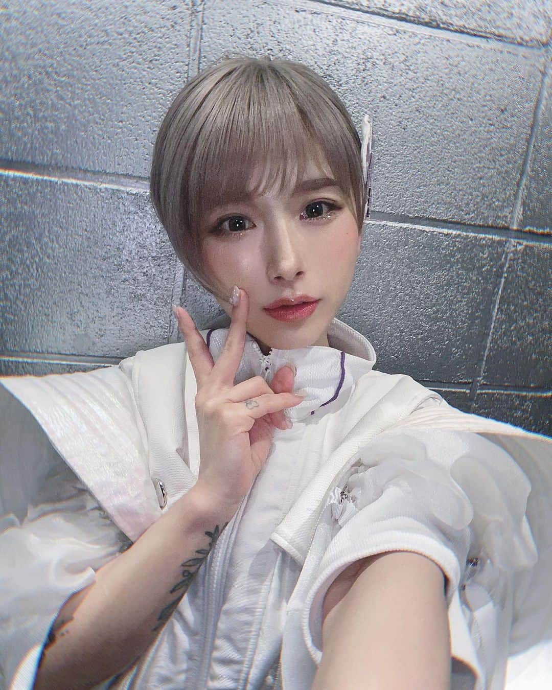 病夢やみいのインスタグラム：「7億年ぶりに衣装着た。 CY8ER 無観客生配信 ライブ⚡︎ 観てくださった方、今日の為に力を貸していただいた皆さま、本当にありがとうございました。  #CY8ER」