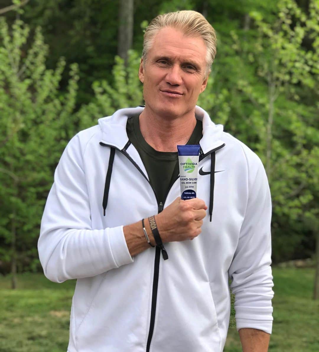 ドルフ・ラングレンのインスタグラム：「Hey guys, im happy to announce that I’ve decided to partner up with Optivida Health, a premium nutrition supplement company. I have been testing their products for a few months and found them very helpful in keeping me healthy in my day to day life.  This first product is a silver gel that I bring with me when I travel, work, go to the gym and in public in general. Its been particularly helpful in this situation we are in. I use it on my hands and in my nose as virus can enter through your mouth, nose and eyes. I think its better than alcohol based hand sanitizers as it has kill power for up to 4 hours and doesn’t dry out your hands.  Something very interesting I have come to learn is that silver has been used for hundreds of years as an antibacterial and antiseptic agent. I am proud and excited to be working with all the talented people at Optivida and the creator of this amazing brand Frank Davis! If you want to read more about the Silver Gel and how it can help you, click on the link in my bio.👊🏻」