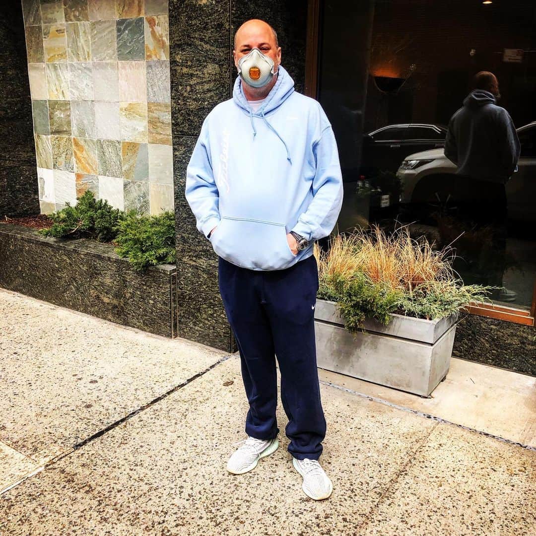 ジョン・ベンジャミン・ヒッキーのインスタグラム：「My superintendent @scottcasazza For the last three weeks he has brought food every day and left it outside my door, talked to me through that door, checked on me morning noon and night, while all that time looking after the rest of the building, his family, and the building’s amazing staff. He’s been a life support and a great friend and gives new meaning to the word super. Thanks Scottie. I am forever grateful.」