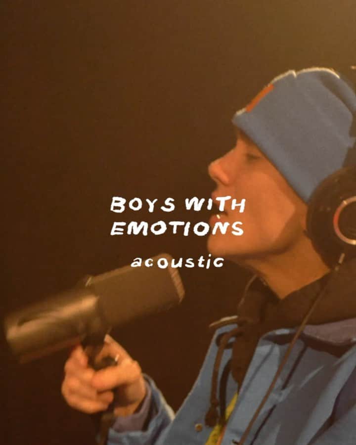 フェリックス・サンドマンのインスタグラム：「BOYS WITH EMOTIONS ACOUSTIC IS OUT!!! HOPE YOU LOVE IT AS MUCH AS I DO! BIG STAYING AT HOME LISTENING TO MUSIC VIBES WITH THIS ONE LOL! SRSLY THO IM REALLY HAPPY ABOUT IT! Shoutout to @j0cki @stromgren___ and my label @tenmusicgroup for helping me put it together :) LINK IN BIO, GO LISTEN, WATCH THE VIDEO AND ENJOY!!!」