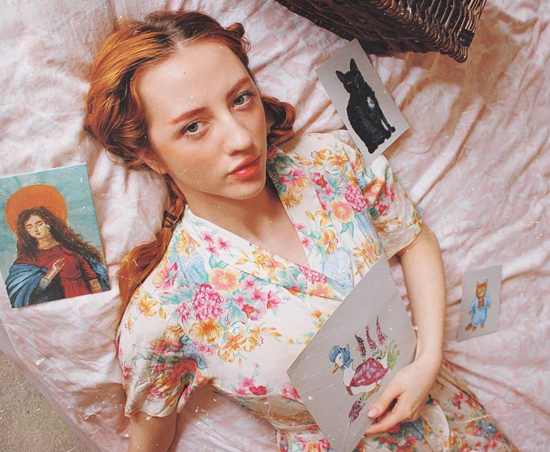 ベッキー・クルーエルのインスタグラム：「how is it going? One of my pledges this year was to try and throw myself into analogue hobbies that don’t involve screens or being so logged in all the time. Since January I’ve tried painting properly for the first time in my life. I used to try a bit in school art classes but I could never get the hang of it, but I feel like after growing up a bit and discovering art a little bit more I am really pleased with what I’ve been doing as experiments! ⁣ ⁣ I haven’t done much yet, they’re not very good, and i struggle to do anything that’s not heavily copied or referenced, but the point of making art for me is all about the process, having fun, doing something therapeutic. The point isn’t to be very good or make lots of money, and I feel like our culture at the moment is so incredibly heavily ‘monetise your hobby’ that you really can’t ever truly stop being ‘at work’. ⁣ ⁣ Allow some things to be just for fun with no end goals!⁣ ⁣ Details about each picture in the comments 💓⁣」