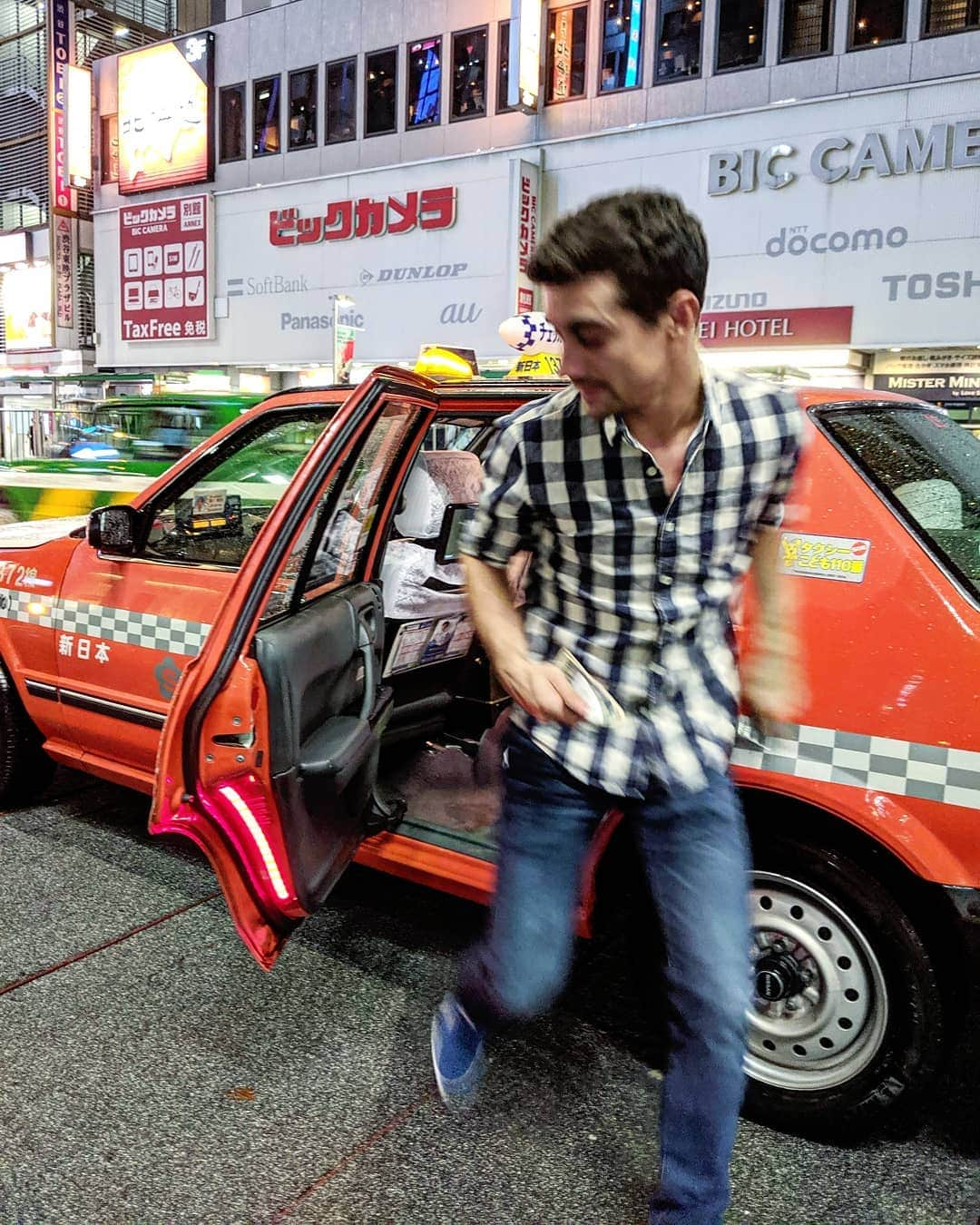 ハビエル・フェルナンデスさんのインスタグラム写真 - (ハビエル・フェルナンデスInstagram)「Who wore it better? 😂 The 🚕 or me? 🤔 ¿A quién le queda mejor? ¿Al #taxi o a mi? 😂」4月4日 1時48分 - javierfernandezskater