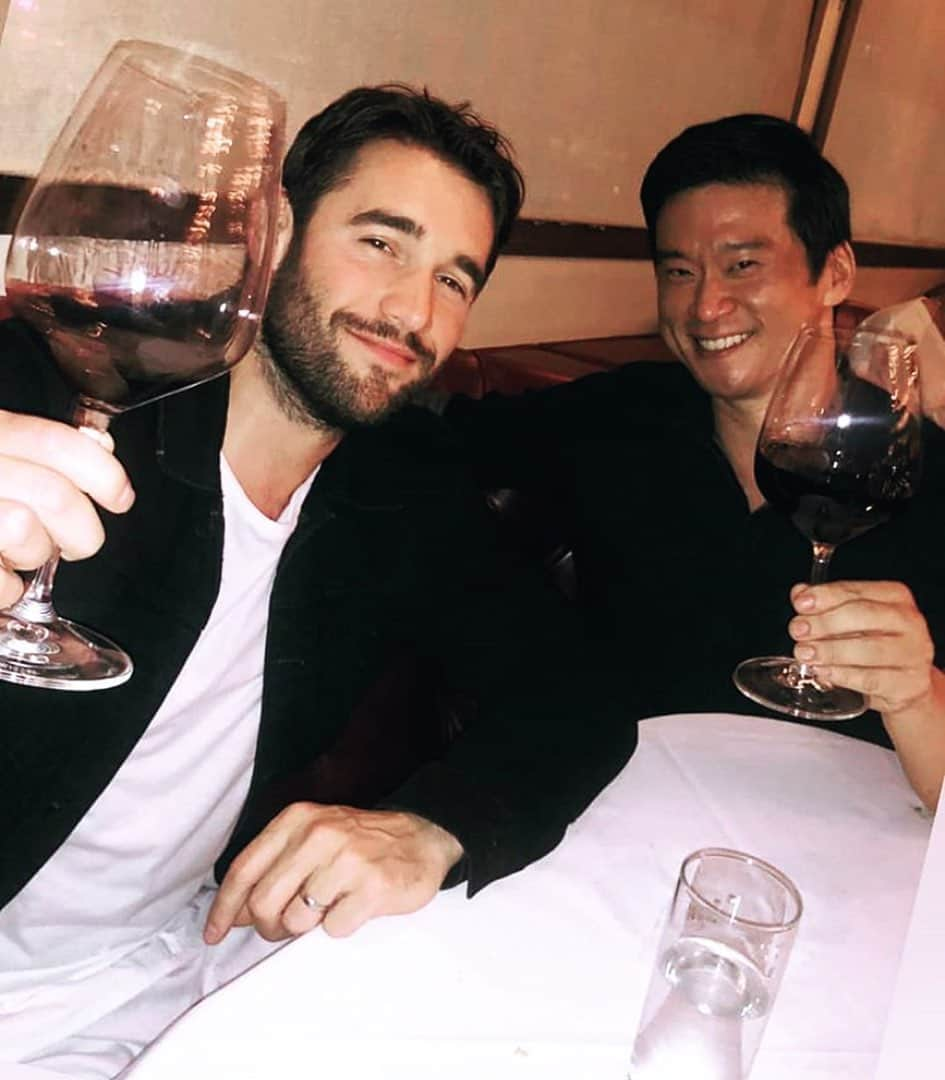 ジョシュ・ボウマンのインスタグラム：「Throw back. #joshbowman enjoying quality time with his friends.」