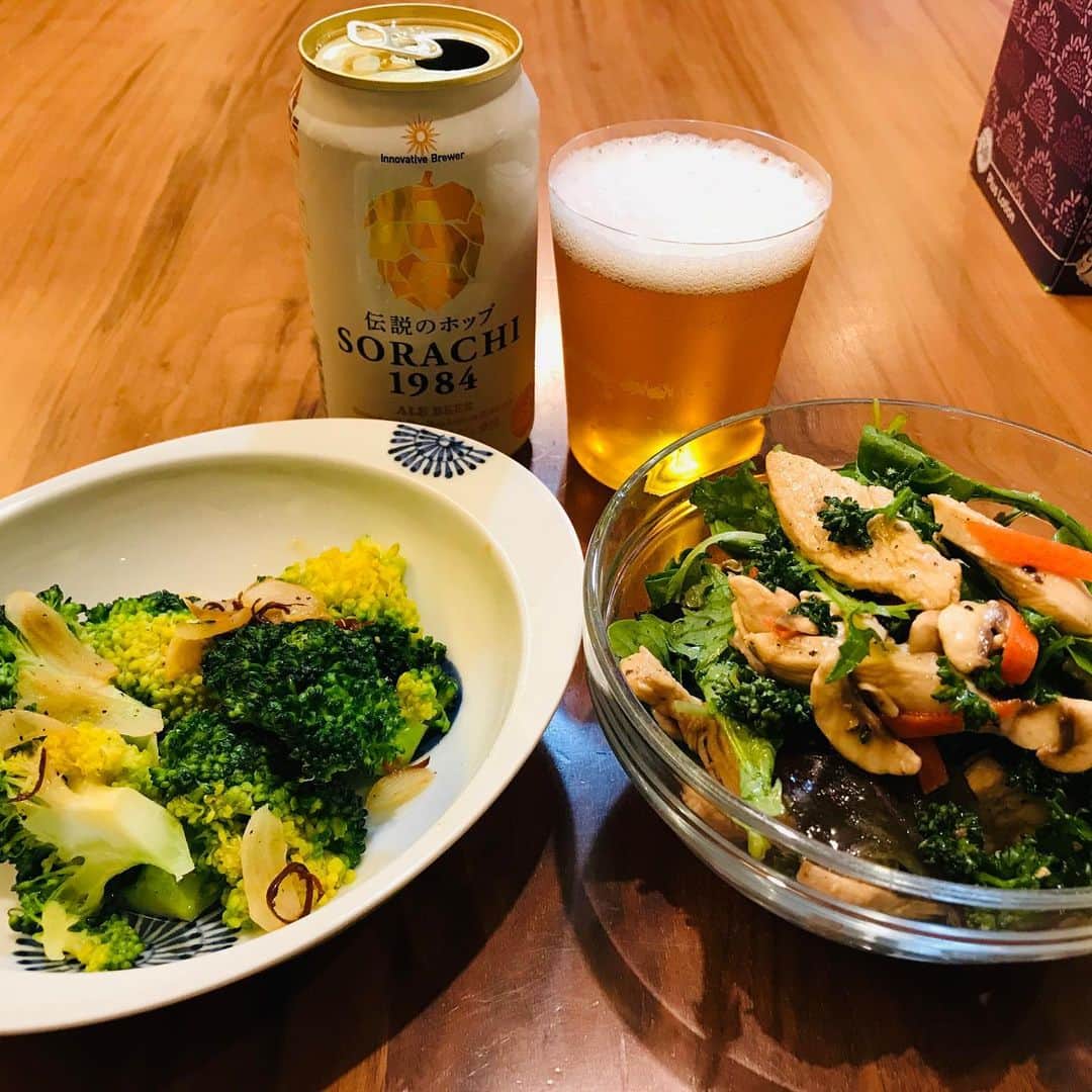 岸谷香さんのインスタグラム写真 - (岸谷香Instagram)「皆さん、今日はどんな一日でしたか？ 私の今日は、一歩も家を出ずに終わりました、が、なんか、何をした訳でもないけど、そんな一日にも慣れてきたのかな、悪くない一日でした😊子供達が小さい頃、カリフラワーのスープ好きだったな〜と、久々にカリフラワーのスープを作りました。メチャ簡単😅 カリフラワー、ニンニク、玉ねぎ、予定外に余っていたシメジ😅を少々、、をただ煮て、ミキサーでジャー。茅乃舎の野菜だしスープで味付けして、豆乳が無かったので😅牛乳入れてゆっくり温めて完成‼️ カリフラワーのポタージュ完成‼️ 見た目は大人になった子供達だけど、やっぱり昔と同じく、ウマっっ🤣と言って食べていました😊嬉しい一日でした😊今日もビールが美味しかった❗️って事は、とても幸せな証拠‼️ 週末、じっと我慢の子になりましょうね、それがきっと一番我慢しないで済む方法だから‼️✌️ #岸谷香 #カリフラワーのスープ #小さな幸せ」4月4日 2時10分 - unlockthegirls