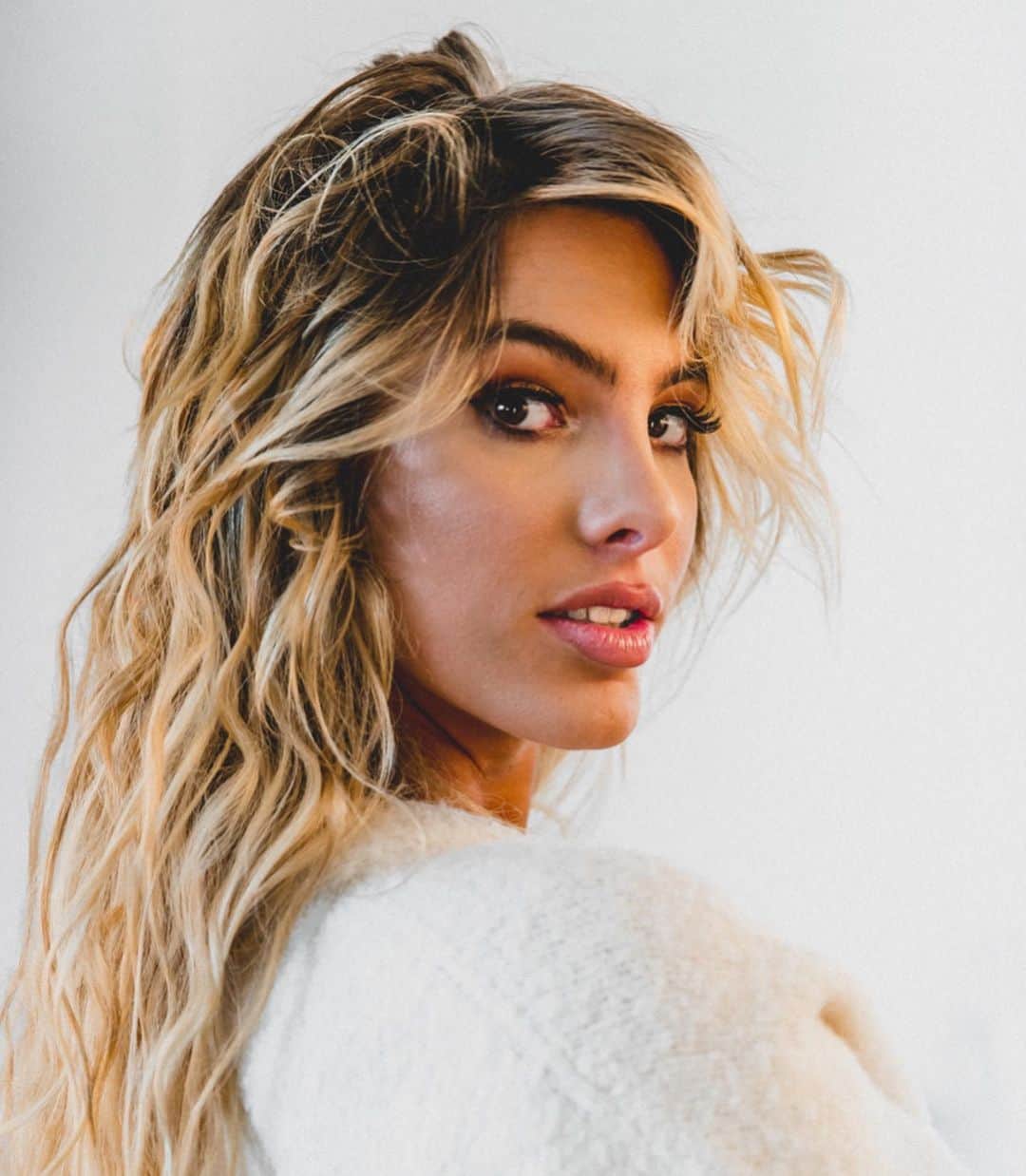 Leleponsさんのインスタグラム写真 - (LeleponsInstagram)「Old photoshoots 💔 thinking of going back to this hair」4月4日 2時17分 - lelepons
