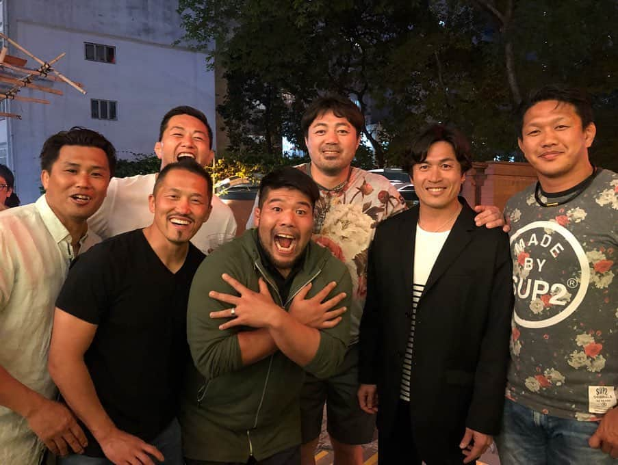 畠山健介さんのインスタグラム写真 - (畠山健介Instagram)「1年前。香港でラグビーしてました🇭🇰🏉この遠征がキッカケで今の僕がいます！声かけてくださった箕内さん(@miuchi008 )本当にありがとうございます！  1年で香港も世界も大変な事になってる。  早く終息してまたみんなでラグビーとかご飯が食べれますように。  Be Strong,Be Better  皆さんが健康でありますように！  #stayhome  #ラグビー #rugby #Boston #ボストン #NewEngland #FreeJacks  #ニューイングランド #フリージャックス #MLR #MajorLeagueRugby #メジャーリーグラグビー  #LETSRIDE #LightTheWay #HataKenny #ハタケニー #本物 #香港 #HongKong #🇭🇰 #香港10s #HK10s #HongKong10s #AsianPacificDragons #アジアンパシフィックドラゴンズ #1年前」4月4日 2時53分 - hatake03