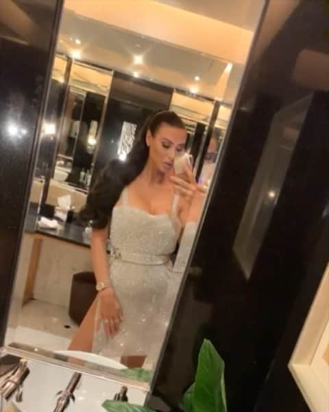 アリス・グッドウィンのインスタグラム：「The sooner y’ all start staying at home, the sooner I can be that b***h again 💎」