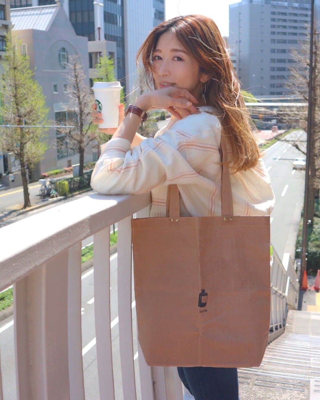RENA のインスタグラム：「3Rに繋がること🌍 ． 最近は新型コロナウイルスの影響でフラッとコーヒー買いに店頭に入るのもなんだか気が重いのでリユースカップを使います🥤 ． ちなみにこれはスタバで売ってる¥180のリユースカップ💯安っ💯 ． プラスチックストロー廃止などでサステナビリティーに取り組んでいるスタバも繰り返し使えるリユーザブルカップを出していて、最近はお家を出る時からスタバを楽しみながら何げにリユース❤︎ ． ブルーボトルのリユースカップはデザインもカッコ良くてリサイクルでの素材を使ってて使い勝手めちゃくちゃ良かったよ❤︎ ． お気に入りのリユースカップで環境にやさしいリユース習慣を始められるよ🌿 ． そして、このトートバッグは人気のブランドがこぞってコラボしているMAKOOっていう国内ブランドで、リサイクルレザーを使ったアイテムを作っているよ✨ ． 廃材となる様々な製品を新たな命を吹き込んで再生させていくプロジェクトなんだって🕊 ． うちのリビングはもともとMAKOOのゴミ箱を使っているんだけど、たまたま歩いていてアトリエを見つけて、わ！ってなって入って代表の壽さんにたくさん話聞けてたくさんアイテム見せてもらえて楽しかった✨ ． ． たまたまフラッと作り手側の人に会えてとっても素敵な人で嬉しい一日の終わりでした✨ ． 3Rを意識したものって地球に優しいから使い手も心地良くてむしろカッコいいものが多い✨ ． ちょっと気にして生活する事で地球に優しい事、また書きます。 ． ． ． #3R #sustainable #environmental #fashion #環境問題 #サスティナブル #サスティナブルファッション #オトナ女子 #starbucks #リユースカップ #makoo #リサイクルレザー」