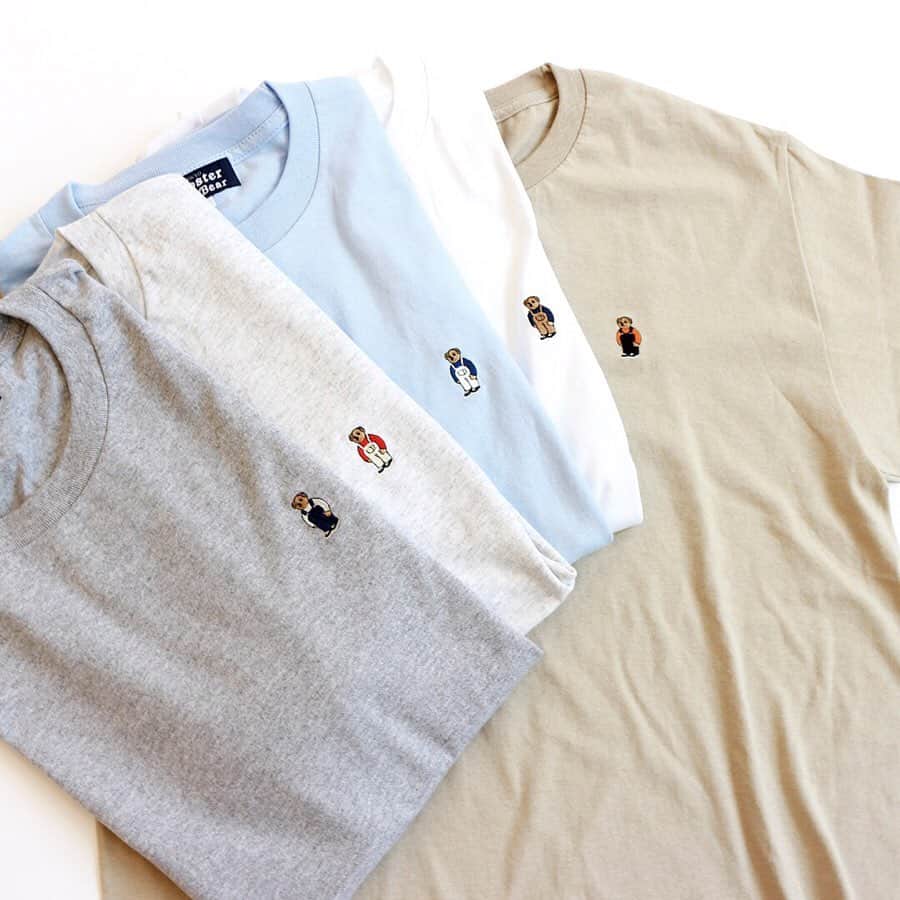 のインスタグラム：「ROSTER for JOURNAL STANDARD relume  人気ソックスブランド「ROSTER SOX」のアイコン “ROSTER BEAR” が刺繍された別注Tシャツが入荷！  今回はオーバーオールを着たチャーミングなクマのイラストを刺繍で表現。  ボディのカラーに合わせて、全てのスタイリングカラーを変えているこだわりアイテムです。 --------------------------------------------- ＜Information＞﻿ ﻿ 4/8（水)19:00～﻿ BAYCREW'S GROUP公式アカウント﻿ @baycrewsにてInsta Liveを配信！﻿ ﻿ JOURNAL STANDARD　 JOURNAL STANDARD relume  スタッフがおすすめの”カラーパンツの着こなし”をご紹介します。﻿ ぜひご覧くださいませ！ ﻿ --------------------------------------------------- #journalstandardrelume #relume #baycrews #roster #bear」