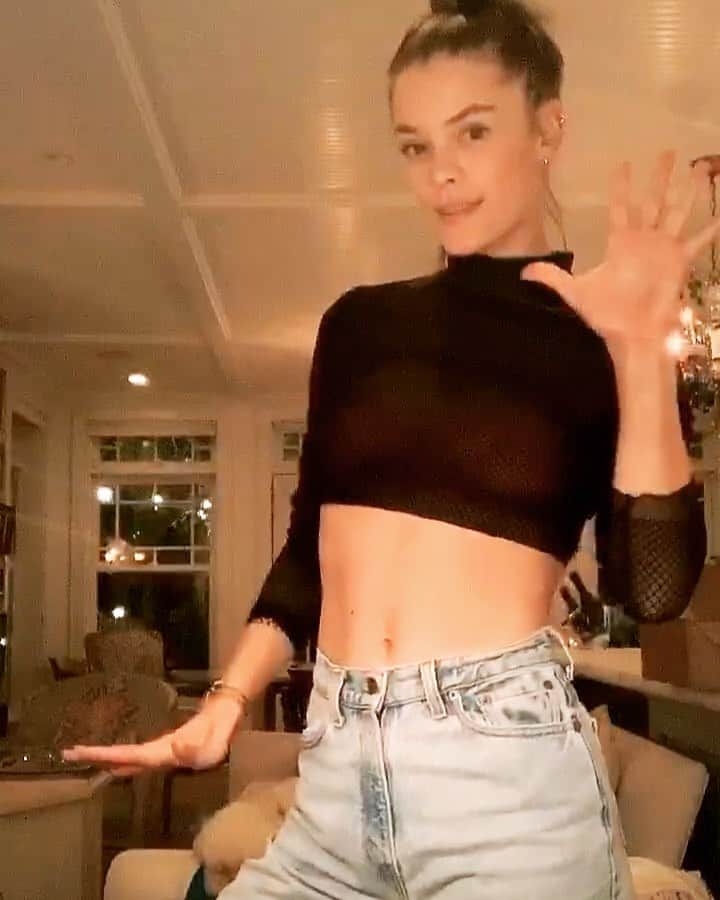 ニーナ・アグダルのインスタグラム：「These dad jeans are on tiktok」