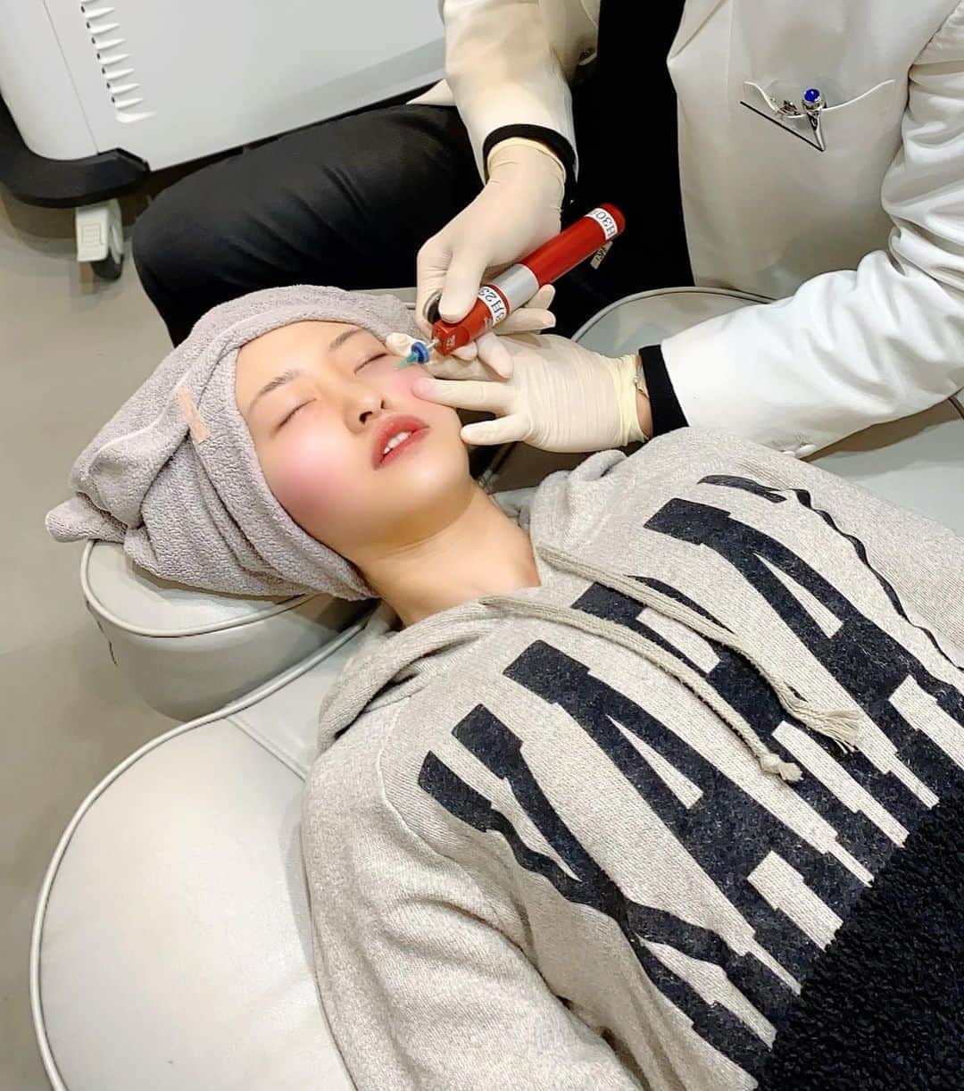 月中秋実さんのインスタグラム写真 - (月中秋実Instagram)「・ ・ 一瞬で終わるとうわさの クマ治療＆ピコレーザーしてきました✨ ・ ・ → （@ebisu_beauty_clinic🏥） → （@horie_yoshiaki👨‍⚕️） ・ ・ 堀江理事長さんの直接施術で 痛く無くて、効果抜群で毎日やりたい🙊 ・ ・ #恵比寿美容クリニック#美容クリニック#美容外科#美容皮膚科#美容整形#美容整形外科 #プチ整形美容#整形#プチ整形#レーザー#ピコレーザー #美肌#美肌になりたい#美肌治療#目の下のクマ #目の下のクマ解消#クマ治療#くま取り#目の下のたるみ#目の下のたるみ取り#血流改善#肌質改善#pr#インフルエンサー」4月4日 12時45分 - tukinakaakimi