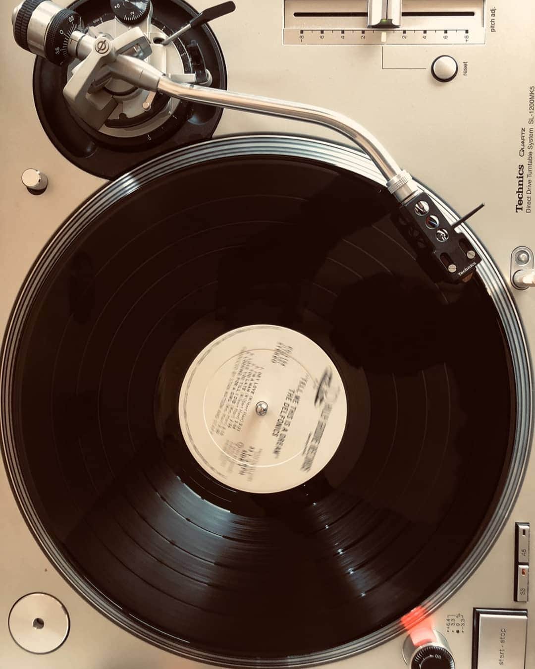 光石研のインスタグラム：「自宅で棚から一掴み✌️ #StayHome  #ChillOut #LeanOnMe 【by 光石】」