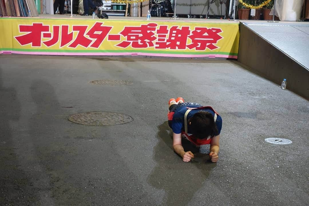 土屋太鳳さんのインスタグラム写真 - (土屋太鳳Instagram)「心配な状況が続いていますが、 東京の今日は、とても春らしい空です✨ 実は弟の誕生日でもあったので アルバムで生まれたばかりの弟を見たのですが、 今の弟は筋肉質なのに すごくふわふわむくむくな赤ちゃんで むくむく加減に驚きました😳 ちなみに、私が眠ってる間に 母が出産で急に病院に行ったため 私はとても寂しかったようで、 弟が生まれてから1週間くらいは 弟の顔をなかなか見ようとしなかったそうです💦 ごめんね😢🙏💦 今は見るなと言われても見てしまう。笑 24歳の日々が素敵な時間でありますように…💐✨ . そして今日、 なぜ2016年のオールスター感謝祭の写真を載せたのかというと… 1991年以来、春と秋の風物詩として放送されてきた #TBS の「 #オールスター感謝祭 」が 本当なら今年も予定されていて、 感染の拡大を防止するため様々な工夫をしながら 準備なさっていたと思うのですが、 感染が"重大な局面”にあることを受けて、 放送が延期となったと知りました。 . そして 感謝祭が放送される予定だった時間帯に、 私が #佐藤健 さんと出演させていただいた 映画「 #8年越しの花嫁 奇跡の実話」が 放送されることになりました。 . スクリーンでたくさんの人に愛された作品が 地上波でも放送されるということは 本当に本当に本当にありがたいことなので、 その知らせを聞いた時は、凄く驚きました。 心から感謝をしつつ、 お世話になった感謝祭への思いも強く感じたので、 前にブログに載せた写真もあると思うのですが、 あたらめて、投稿しようと思います。 . 私自身、出演させていただいたこともある 「オールスター感謝祭」ですが、 それ以前もそれ以降もずっと楽しみに拝見していたし、 友人が走る時は沿道に応援に行ったりもして、 気合いや勇気や元気をいただいてきました。 . そして #赤坂ミニマラソン に参加したことは 私にとって本当に大きなターニングポイントとなりました。 前も書いたけれど、その頃の写真を見返すと 兄こま、トリガール、IQ246、CM撮影 と SDカードの中に様々な写真が日替わりで入り組んでいて、 この中でどうやって走れたんだろう？と思うのですが、 事前の取材で私が真剣に走ることを知り アドバイスをくださった #森脇健児 さんや 御一緒した出場者の方々、 応援してくださった沿道の方々や コメントで励ましてくださった方々がいたから 走り切ることが出来たし、 一緒に坂道を走って撮るスタッフさんがたがいたから 観てくださるかたに伝えることが出来たし、 司会の #今田耕司 さんや #島崎和歌子 さんの あったかいフォローをいただいたから 最後のコメントまで拾っていただくことが出来たので、 本当に幸運だったと思うし 今も未来も感謝でいっぱいです。 . 森脇さんのお言葉をお借りすると まさに “アカサカン・ドリーム”だったと思います。 . その感謝祭が延期になってしまった。 感染防止として本当に大切な決定ですが、 きっと赤坂の桜が綺麗なこの季節に 少しでも笑顔や新番組の情報を届けようと たくさんの人が工夫して悩んで ギリギリまで準備なさってたと思うので、 そのことを思うと…つらいです。 . でも、延期ということなので いつか楽しい時間が来ることを信じて！！！ 少ない写真ですが、 一足先に 「感謝祭気分」を楽しんでいただけたら🌸✨ . この写真はアップ中。 たくさんの大道具や小道具が用意されてる場所も写ってて 好きな写真です😊✨ ２枚目は落ち込んでるのではなく 体幹を鍛えております😁🔥✨」4月4日 13時01分 - taotsuchiya_official