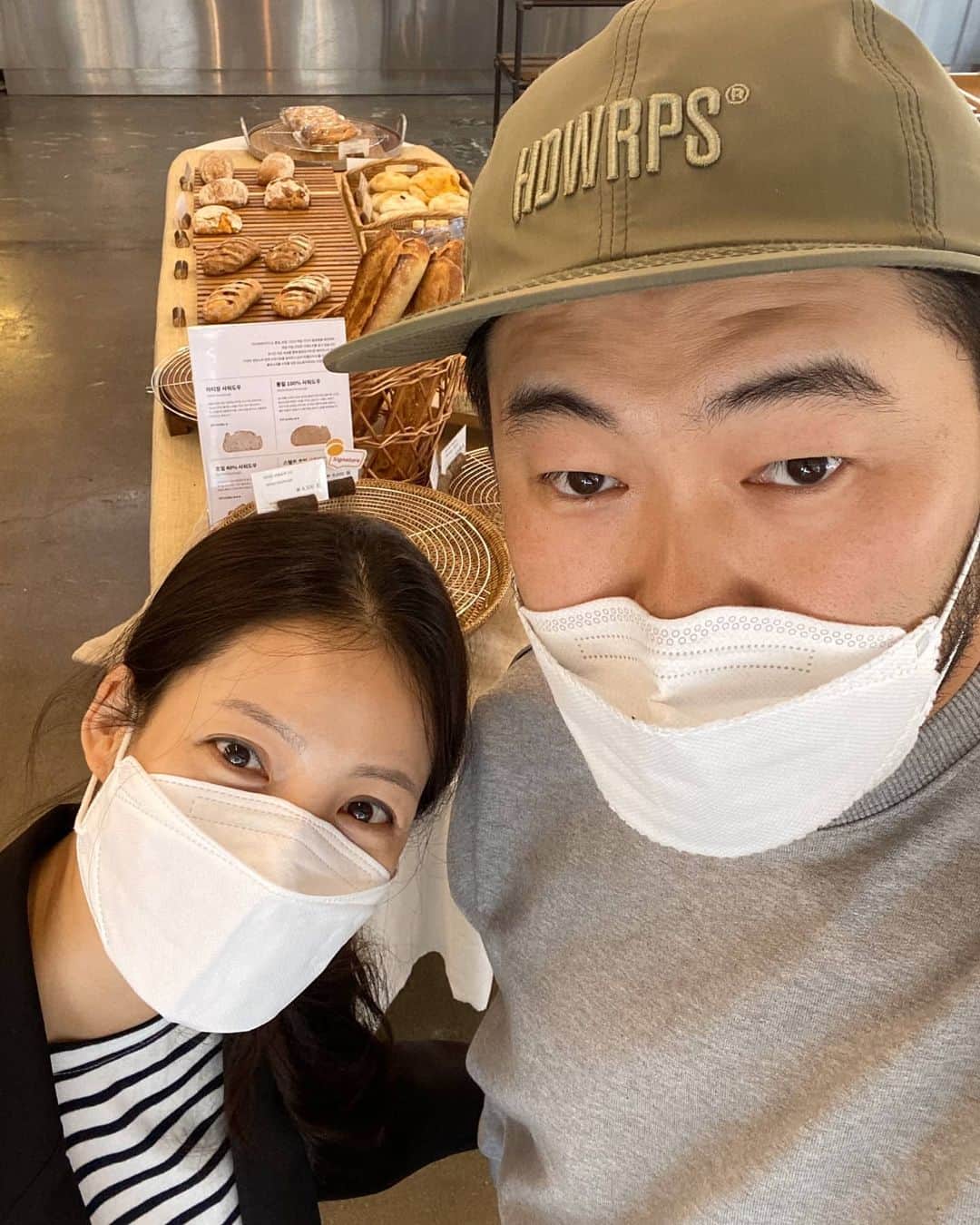 キム・ギバンのインスタグラム：「. 거리를 둘 수 없는 둘.(희바리+빵) . #부부적거리안두기 #이시국에희없었으면어쩔뻔🤗 #희바라기방」