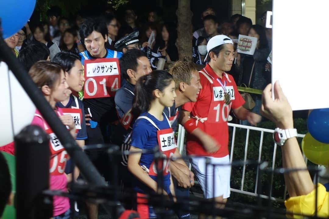 土屋太鳳さんのインスタグラム写真 - (土屋太鳳Instagram)「スタート地点では本当に緊張しましたが、 沿道で応援してくださる方々や 周りでスタンバイをしている出場者の方々に 本当に心をほぐしていただきました🙏✨✨ この写真、何で笑ってるのか忘れたけれど、 心がフッと緩んだのを覚えてます😊 . 芸人さんがたの、 真剣だけれど面白い感じ。 スタッフさんがたの緊張感。 観覧の方々の笑顔と励まし。 こんなふうに、たくさんの人と 笑顔で作品や番組を創っていける時間は 本当に素敵な、 しあわせな時間だったんだなと… 今あらためて思います。 . 今回の #オールスター感謝祭 も、 そして別の番組でも作品でも、 こんな時だからこそ元気を届けたい、 笑顔になって欲しいと願って 取り組んでいらしたかたは 本当にたくさんいらっしゃると思うから、 笑顔が溢れる時間が来ることを目指して 私も予防しようと思います。」4月4日 13時06分 - taotsuchiya_official