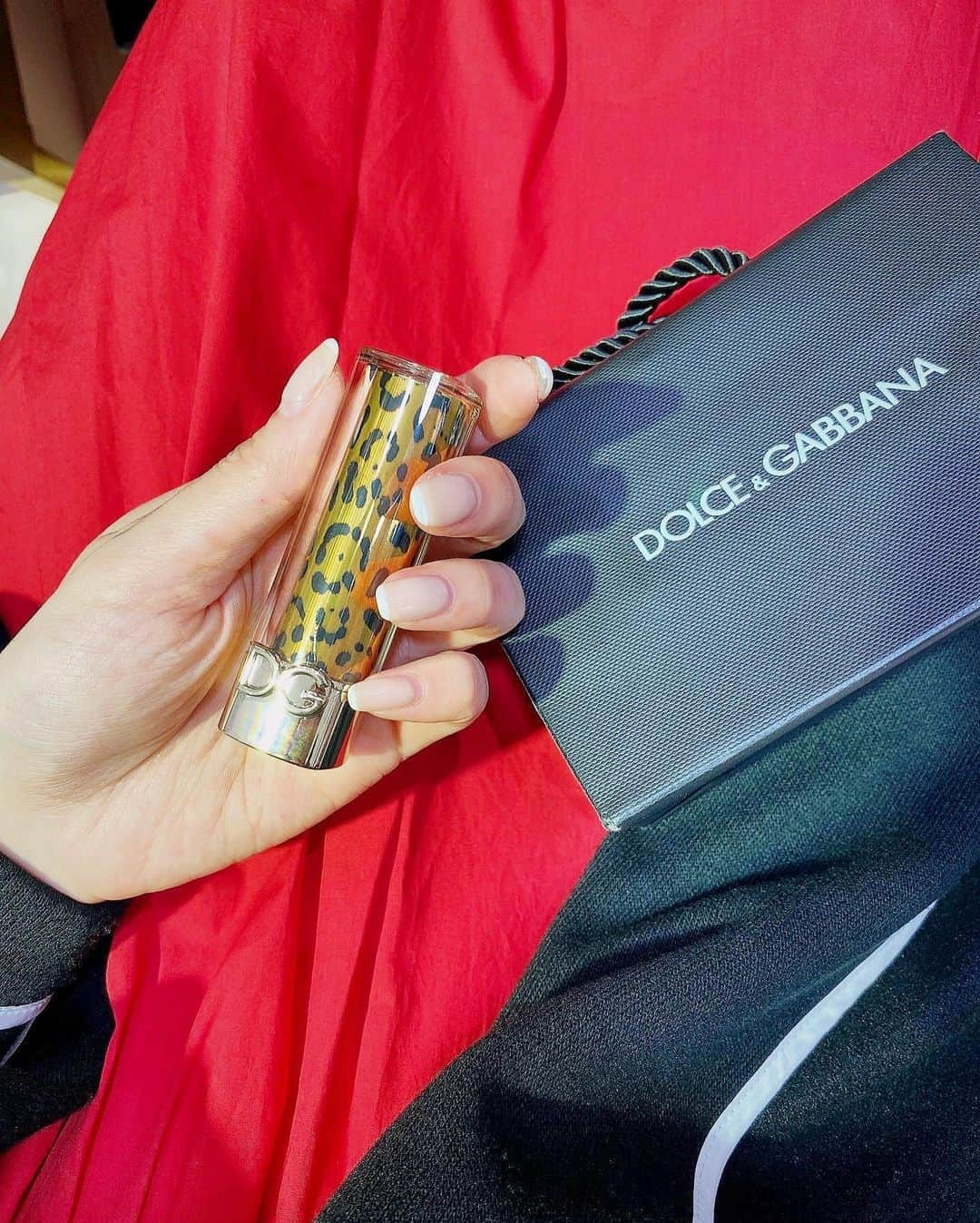 湯浅喬子さんのインスタグラム写真 - (湯浅喬子Instagram)「DOLCE&GABBANA'' 大阪高島屋にてリップを新調♡  ドルチェ&ガッバーナ ビューティの世界観が可愛すぎる💋 「ザ・オンリーワン ルミナスカラー リップスティック」から 今年は赤リップや深みのある色にも 挑戦してみたくて、320番をチョイス👀  全32色もあり、リップの蓋も 4種類から選べました💄  #ドルガバコスメ #デパコス #コスメ好きさんと繋がりたい #大阪高島屋 #PR」4月4日 13時09分 - kyorco