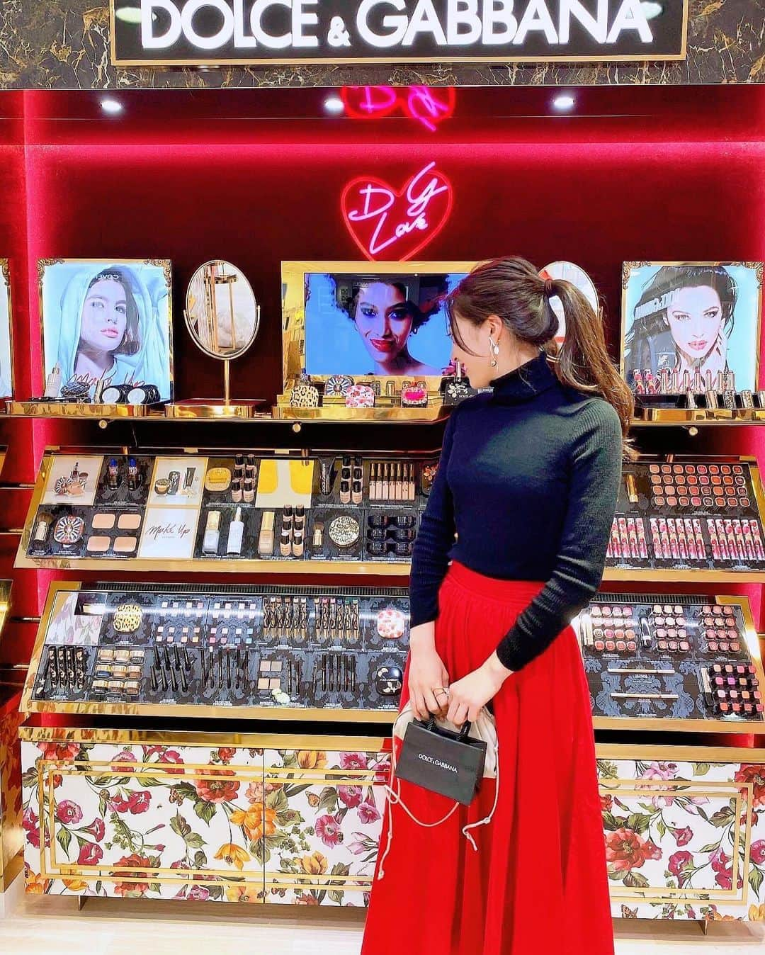 湯浅喬子さんのインスタグラム写真 - (湯浅喬子Instagram)「DOLCE&GABBANA'' 大阪高島屋にてリップを新調♡  ドルチェ&ガッバーナ ビューティの世界観が可愛すぎる💋 「ザ・オンリーワン ルミナスカラー リップスティック」から 今年は赤リップや深みのある色にも 挑戦してみたくて、320番をチョイス👀  全32色もあり、リップの蓋も 4種類から選べました💄  #ドルガバコスメ #デパコス #コスメ好きさんと繋がりたい #大阪高島屋 #PR」4月4日 13時09分 - kyorco