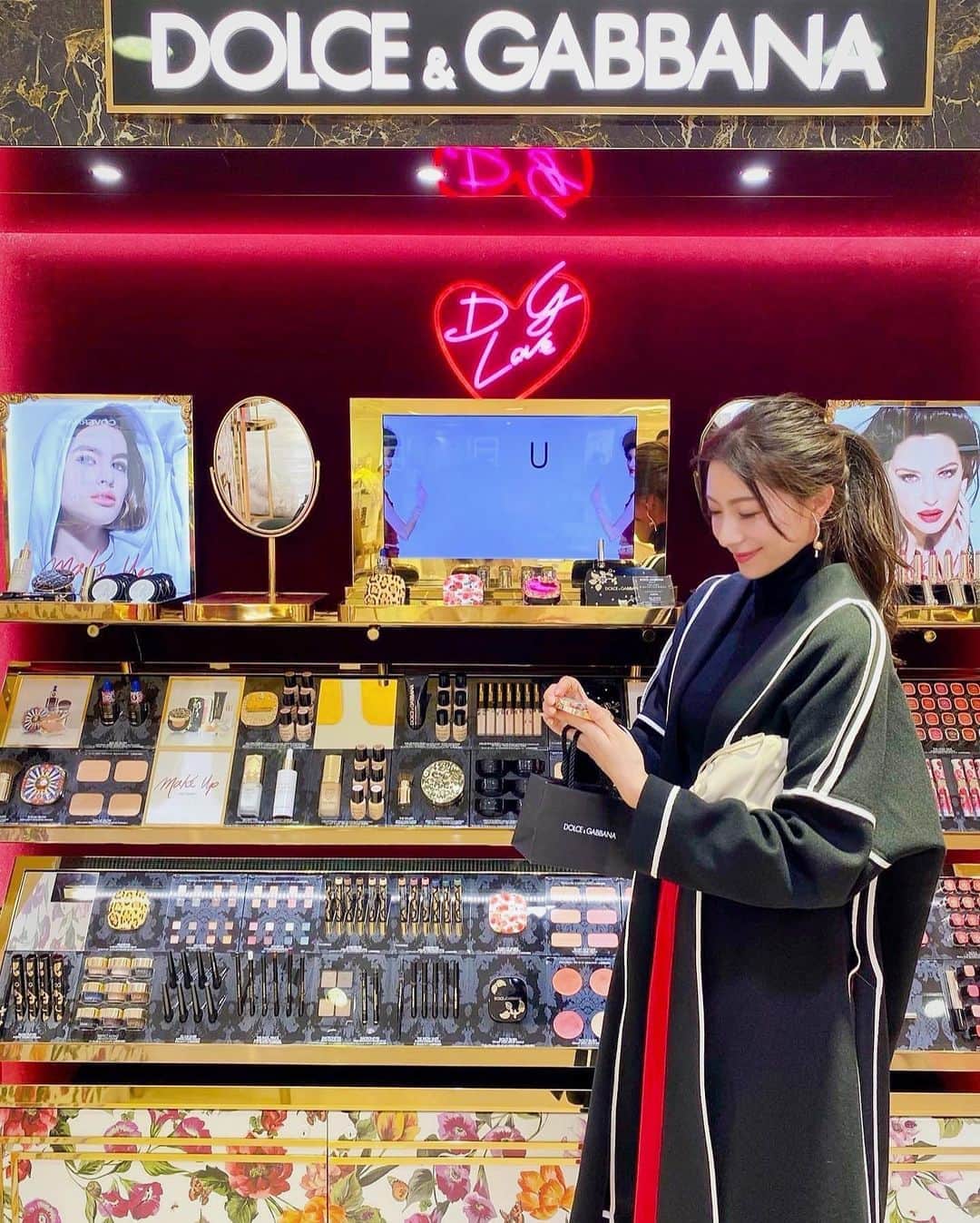 湯浅喬子のインスタグラム：「DOLCE&GABBANA'' 大阪高島屋にてリップを新調♡  ドルチェ&ガッバーナ ビューティの世界観が可愛すぎる💋 「ザ・オンリーワン ルミナスカラー リップスティック」から 今年は赤リップや深みのある色にも 挑戦してみたくて、320番をチョイス👀  全32色もあり、リップの蓋も 4種類から選べました💄  #ドルガバコスメ #デパコス #コスメ好きさんと繋がりたい #大阪高島屋 #PR」