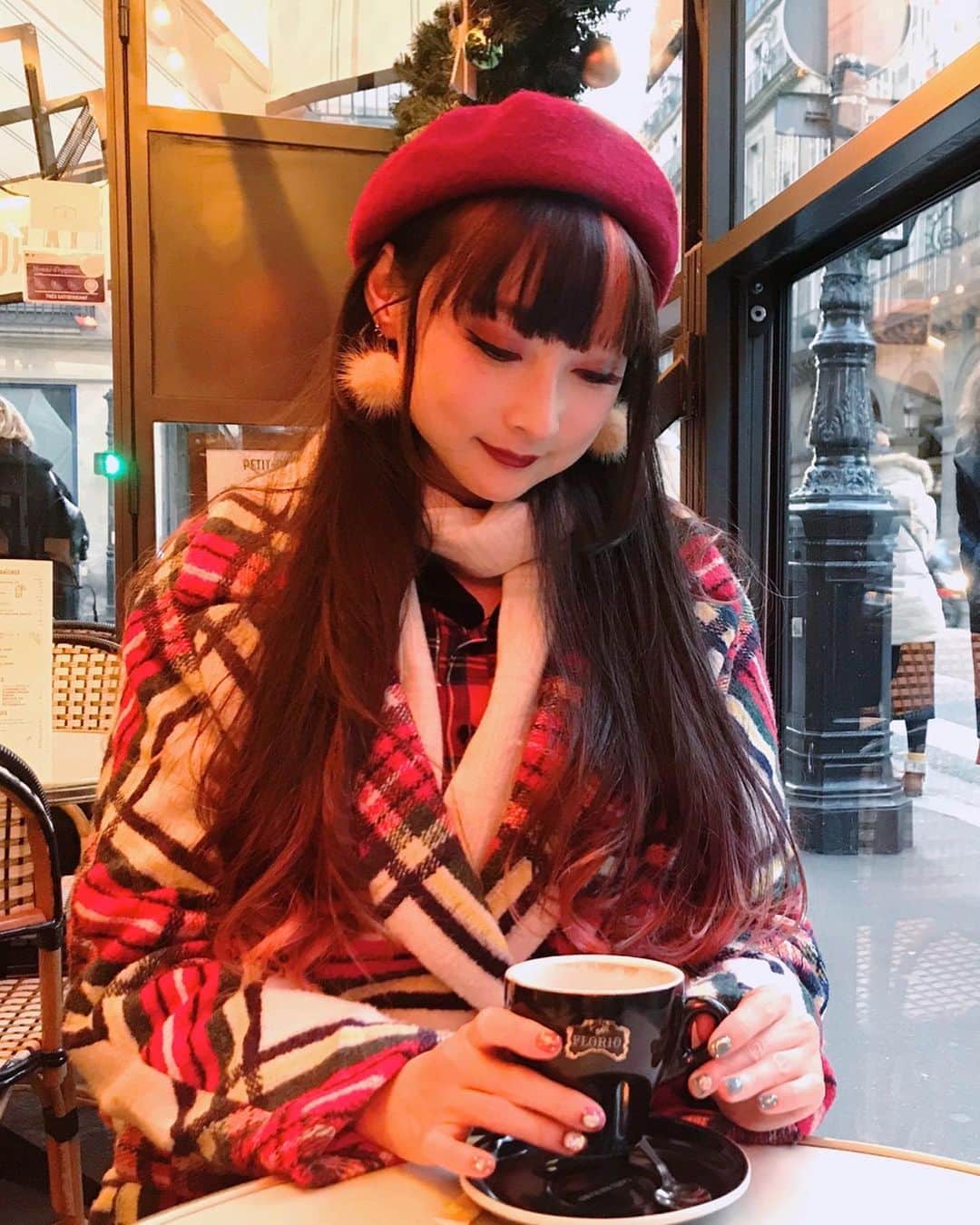 RinRinさんのインスタグラム写真 - (RinRinInstagram)「Hey everyone, it’s been a while.  Hope everyone is staying safe and indoors.  Here are some photos from my Paris trip December of last year~ it feels like from another time.  I’ll be posting some previous travel photos in the upcoming posts, it’s been nice going through my photos and reliving these times during this social isolation.  Thanks for hanging out with me @inesarjoun ! みんなお久しぶりです、元気してますか？最近外出自粛してて、前に撮った写真を見て現実から逃げてます🙃これは去年12月にパリに行ってきた写真です。これからどんどんアップします〜クリスマスの時やっぱりハッピーだね❤️ . . 👉🏻#rinrininparis . . #rinrindoll #travel #paris #parischristmas #parischristmasmarket #travelparis #paristravel #旅行 #パリ #パリクリスマス #パリクリスマスマーケット #シャンデリーゼ通り #champselysees」4月4日 13時31分 - rinrindoll