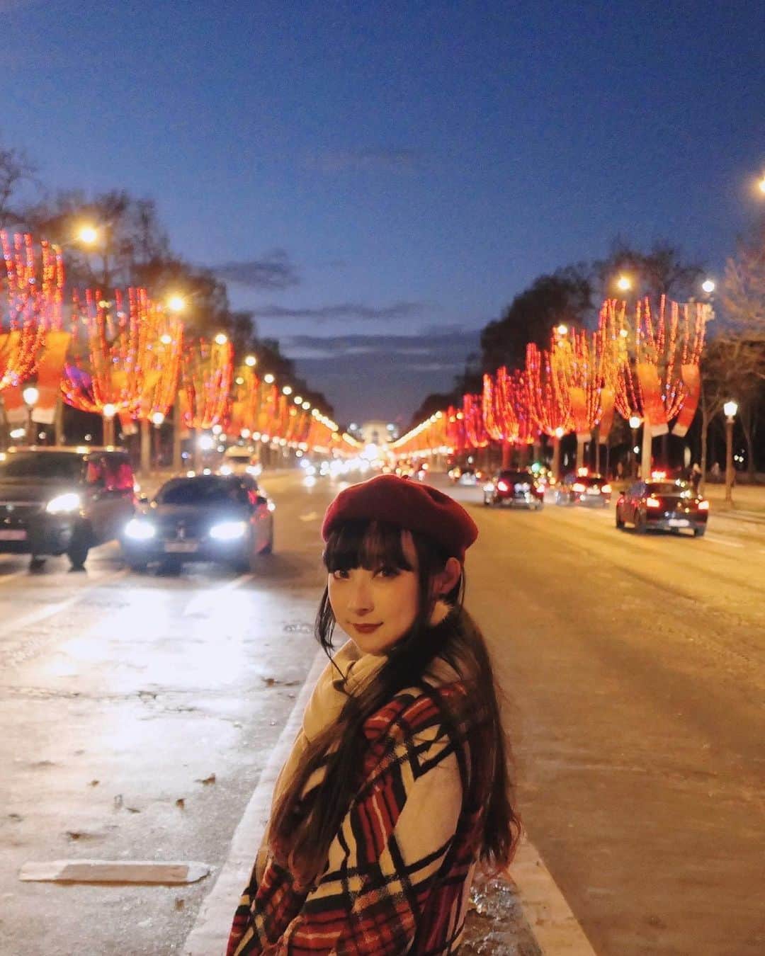 RinRinさんのインスタグラム写真 - (RinRinInstagram)「Hey everyone, it’s been a while.  Hope everyone is staying safe and indoors.  Here are some photos from my Paris trip December of last year~ it feels like from another time.  I’ll be posting some previous travel photos in the upcoming posts, it’s been nice going through my photos and reliving these times during this social isolation.  Thanks for hanging out with me @inesarjoun ! みんなお久しぶりです、元気してますか？最近外出自粛してて、前に撮った写真を見て現実から逃げてます🙃これは去年12月にパリに行ってきた写真です。これからどんどんアップします〜クリスマスの時やっぱりハッピーだね❤️ . . 👉🏻#rinrininparis . . #rinrindoll #travel #paris #parischristmas #parischristmasmarket #travelparis #paristravel #旅行 #パリ #パリクリスマス #パリクリスマスマーケット #シャンデリーゼ通り #champselysees」4月4日 13時31分 - rinrindoll