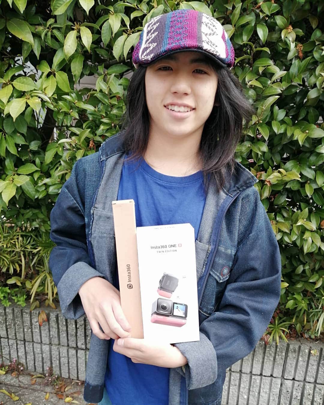 山本勇のインスタグラム：「Thanks for supporting!!! サポート頂いてる@insta360 社様より、待ちに待ったInsta360 ONE R📷が届きました！ 感謝🙇 １月に🆕リリースされましたが、人気で生産が追いつかなかったのと本国のコロナの影響なんかで、三ヶ月越しでようやく手にしました。 ブロックみたいに組み替えて、360度撮影と4K, 60fps広角撮影が切り替えられたり、もちろん「見えない自撮り棒」でドローンみたいに撮影できたりと、嬉しい機能が盛りだくさん！（らしい。まだ説明書も見てないけど😅） あとは腕💪次第。 スケボーぶっ飛ばして壊したりしないよう、大事に使わねば… #insta360  #insta360r  #actioncamera」
