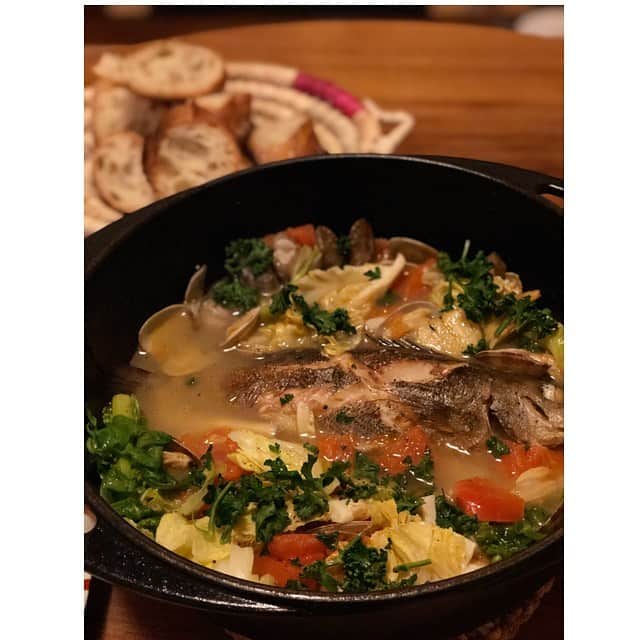 加藤紀子のインスタグラム：「昨晩、夫が作ってくれた いさきのアクアパッツァ。 今日のお昼にはリメイクして パスタになりました🍝 （私は畑ルッコラ&ケールでサラダ担当）  #おこもりご飯 #カトノリ農園 #畑からこんにちは」