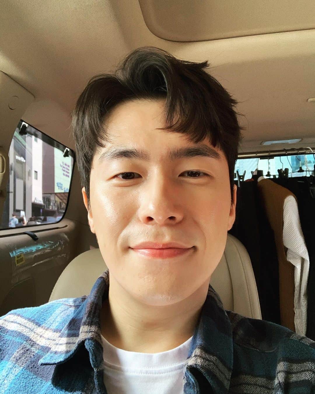 イ・ジェウォンのインスタグラム：「. 그래도 봄은 여전히 새롭고 아름답네요 따듯한 주말 보내세요🌸」