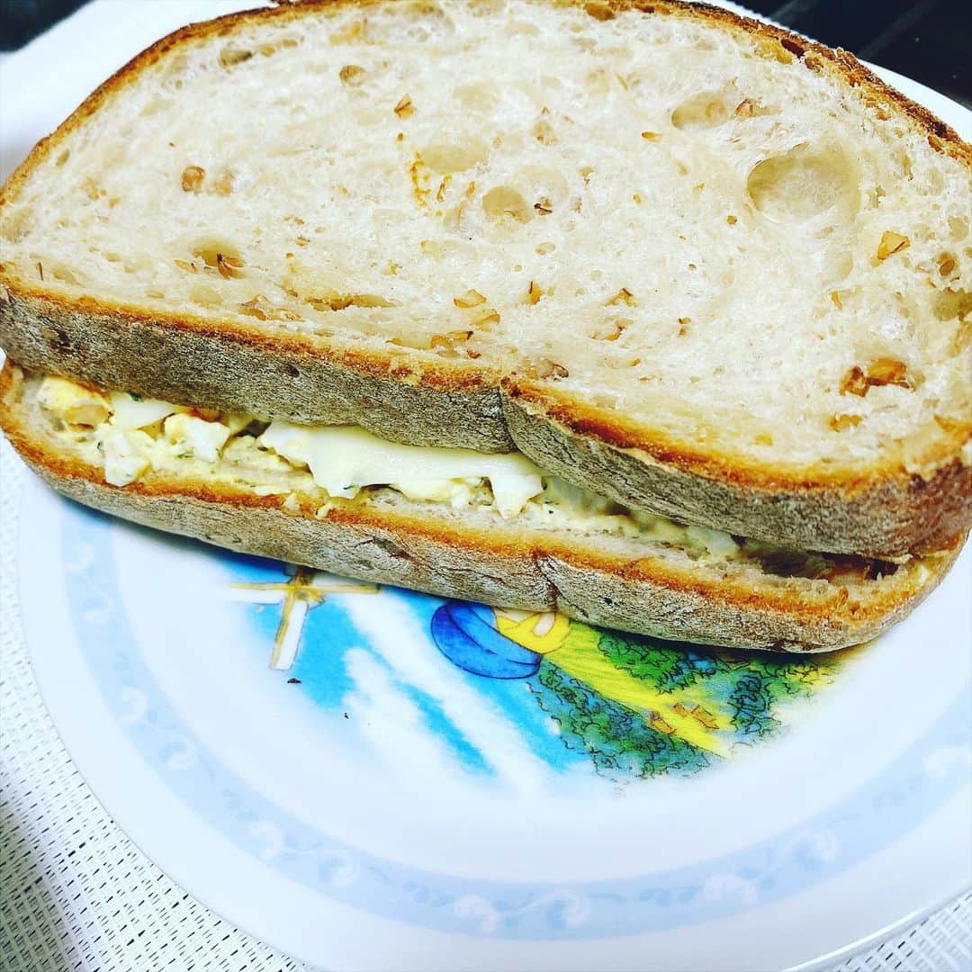 小川麻琴さんのインスタグラム写真 - (小川麻琴Instagram)「ランチ。 いつも通りサラダ🥗 そして、タマゴチーズサンドイッチ🥪 #ルッコラサラダ  #ライ麦粉パン  #自家製  #サンドイッチ #まことパン  #まことベーグル  #パンスタグラム」4月4日 13時42分 - 1029_makoto