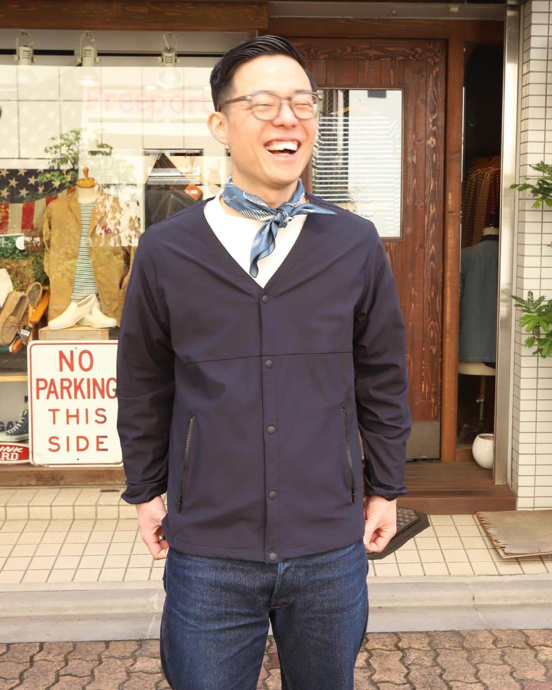 のインスタグラム：「本日は営業しております。 お近くの際はお立ち寄りくださいませ。 ※コロナウイルスの対策として4日、5日は営業時間を変更致します。  2020年4月4日、5日 11:00〜18:30  早く皆様と飛沫感染気にせず、笑ってお会いしたいですね！  #cardigan#fobfactory #sweat#denim#workersjapan #sneaker#newbalancev4 #Freeportueno#tokyo#上野セレクトショップ」