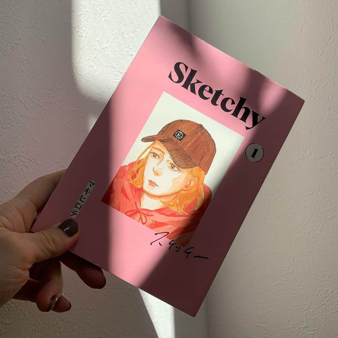 マキヒロチのインスタグラム：「もうすぐ2巻が発売される『Sketchy』まだ読んでない方いましたら、おうち時間のおともにぜひ！試し読みもネットで転がってますし、お店に行かなくてもAmazonや楽天ブックスや電子書籍で色々入手手段ありますのでよろしくお願いします😌 #stayhome」