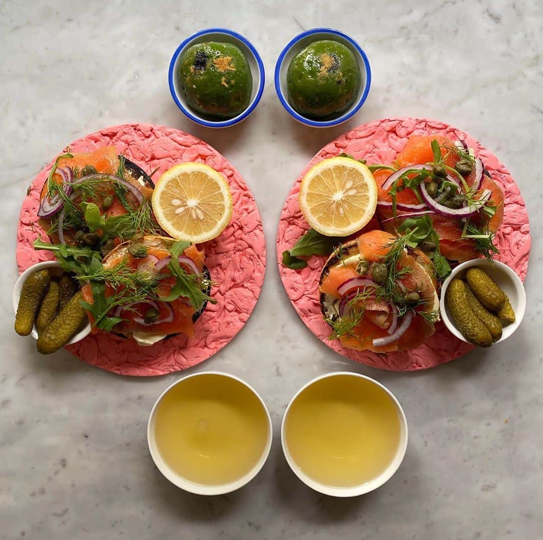 Symmetry Breakfastのインスタグラム：「💕💞💓💗💖💘💝💕💞💓 Delicious organic olive bagels from @omillsshanghai with smoked salmon and cream cheese, onion, capers, dill, rocket, lemon, black pepper and cornichons 💚 Smoked salmon’s best friend is green tea, the pairing is truly divine and we are drinking a Japanese gyokuro from @rareteacompany and finishing it all with a qingtuan 青团 because this weekend is Tomb Sweeping Festival 🙏🏼 With those amazing jesmonite platters by @maywildstudio too #symmetrybreakfast」