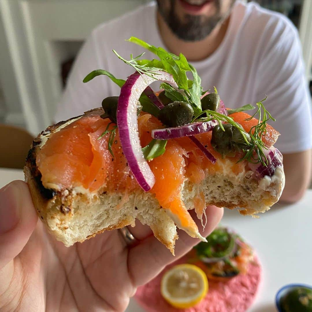 Symmetry Breakfastさんのインスタグラム写真 - (Symmetry BreakfastInstagram)「💕💞💓💗💖💘💝💕💞💓 Delicious organic olive bagels from @omillsshanghai with smoked salmon and cream cheese, onion, capers, dill, rocket, lemon, black pepper and cornichons 💚 Smoked salmon’s best friend is green tea, the pairing is truly divine and we are drinking a Japanese gyokuro from @rareteacompany and finishing it all with a qingtuan 青团 because this weekend is Tomb Sweeping Festival 🙏🏼 With those amazing jesmonite platters by @maywildstudio too #symmetrybreakfast」4月4日 13時50分 - symmetrybreakfast