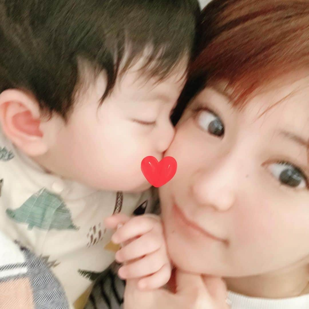 矢口真里さんのインスタグラム写真 - (矢口真里Instagram)「最近私の頬っぺたを吸いながら寝るんです😗💤 幸せ時間✨ ・ お家でいっぱい遊んで食べて泣いてお風呂入って寝て、ほとんど同じような毎日だけど元気にスクスク育っております😊 早くみんなが安心して過ごせる日々に戻れますように。」4月4日 13時51分 - mariyaguchi_official