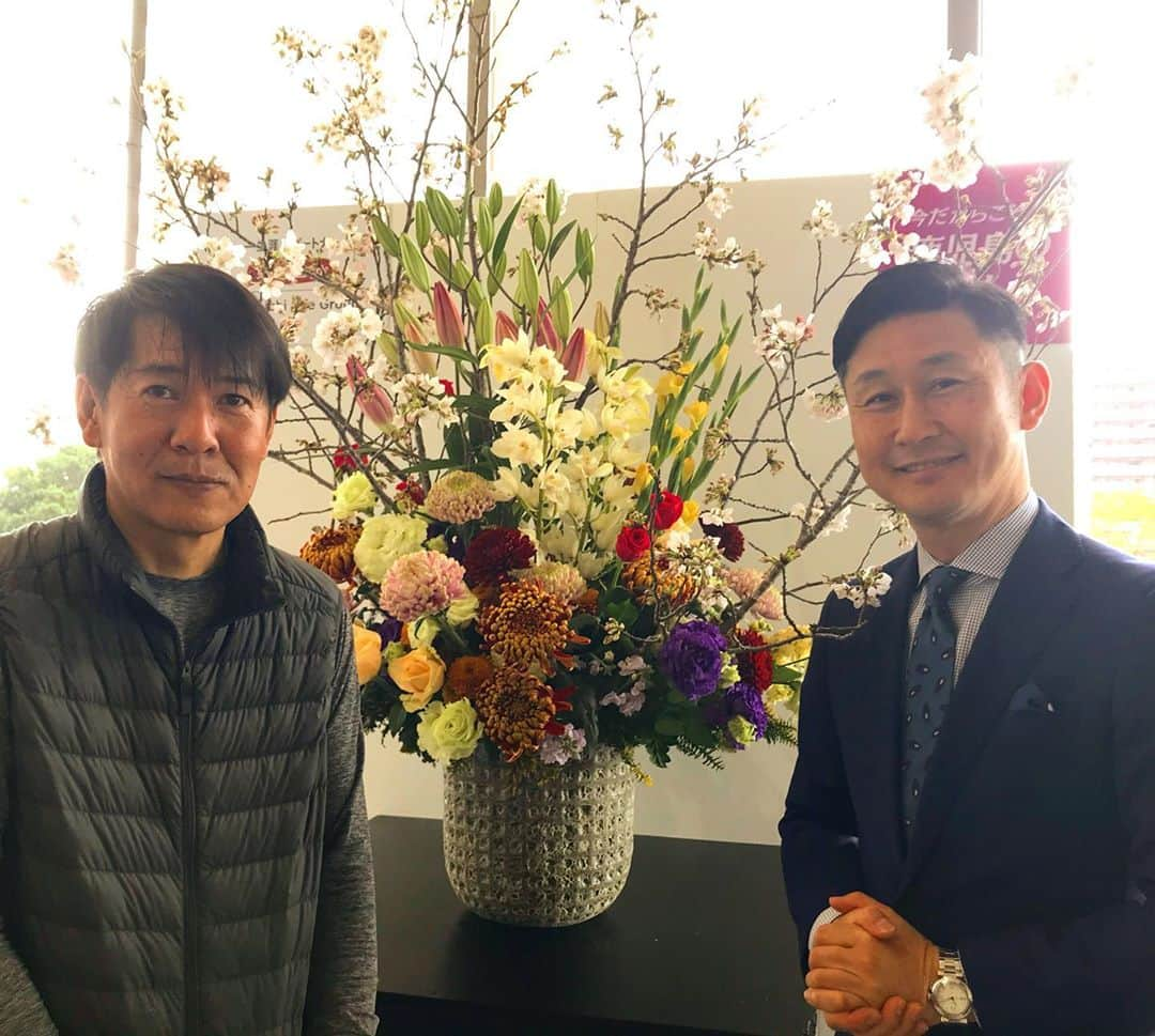 下山英哉さんのインスタグラム写真 - (下山英哉Instagram)「花きの消費量が 大きく減少する中…  鹿児島県庁の2階を 鹿児島県産の 11種類の花々が彩ります  農水省の「花いっぱいプロジェクト」に 第一生命と鹿児島県が 共同で参加  花々を生けたのは フローリストいえむら・ 家村洋一さん  沖永良部産の トルコキキョウや 霧島産の バラなど…  およそ60本の花々が 甘い香りと癒しを 漂わせてくれています  第一生命では 県内営業所で 地元の花屋さんで 仕入れた花を 取り引き先などに 届ける取り組みも  部屋で過ごす時間も増える昨今 花を飾りせんか？ 我が家にも飾りました  #花 #花き消費量減少 #新型コロナウイルス #春は出会いと別れの季節  #花の季節 #鹿児島県産 #鹿児島県 #第一生命保険  #包括連携協定 #花いっぱいプロジェクト  #農水省  #フローリストいえむら #家村洋一　さん #伊東良昌　さん #林雅子　さん #県民ホール #kagoshima #mbctv #アナウンサー #下山英哉」4月4日 13時52分 - shimoyama.hideya