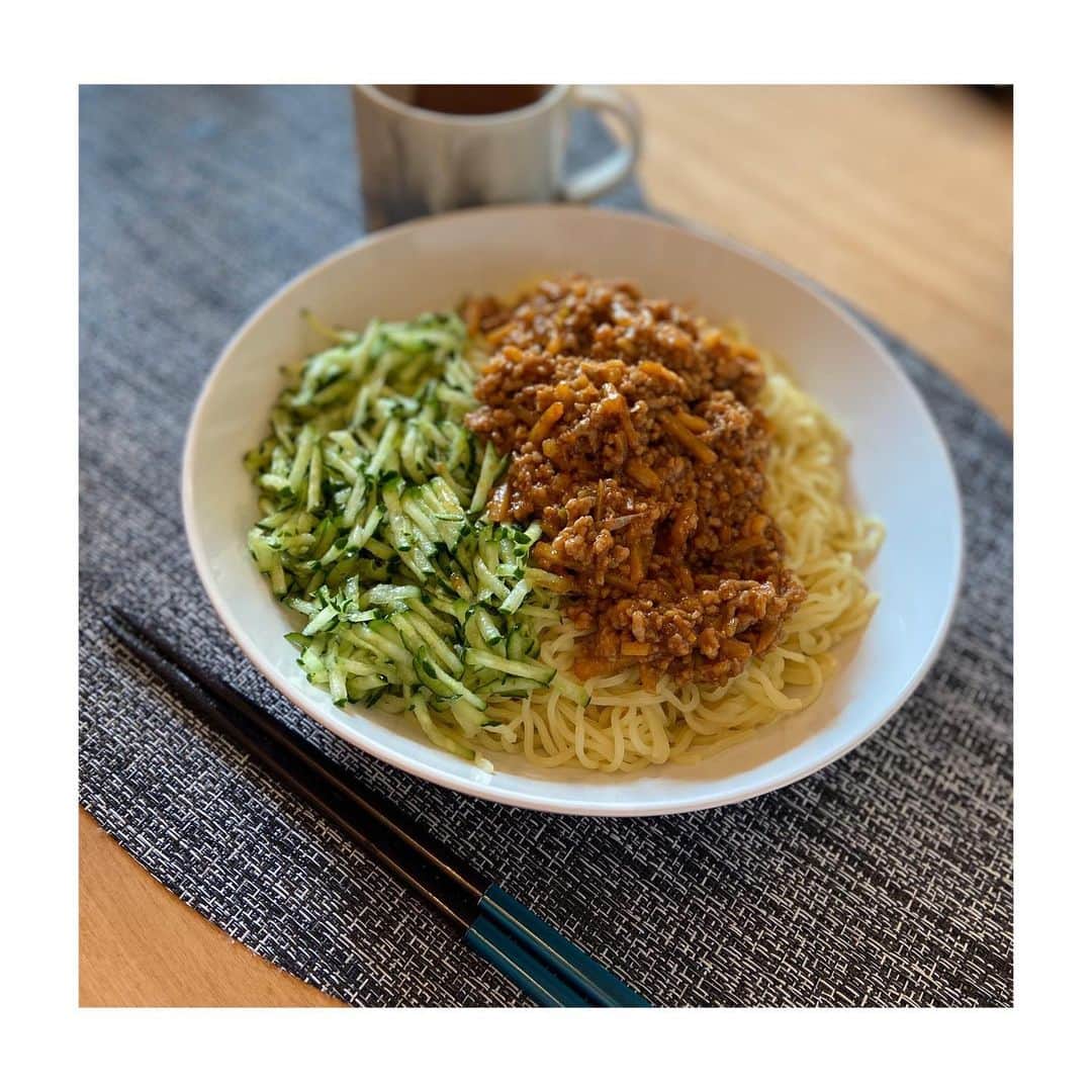 大山未希さんのインスタグラム写真 - (大山未希Instagram)「🍜 炸醤麺好きなんだけど おうちで作るには なんか〇〇醤的なのをたくさん揃えないと いけないしなぁと思ってたんだけど揃えて 初挑戦してみました😋 ラーメン食べない小松家だけど これはハマりそうだね😍 うまい！うまい！とモリモリ食べてくれました😁 いつもたくさん作りすぎちゃうんだけど 絶対残さない旦那様です（笑） なんならわたしが残したのも食べてくれる🤓 #炸醤麺 #ジャージャー麺 #おうちごはん #きゅうり大好き #みきごはん🍙 ↓」4月4日 13時54分 - miki_oyama1003