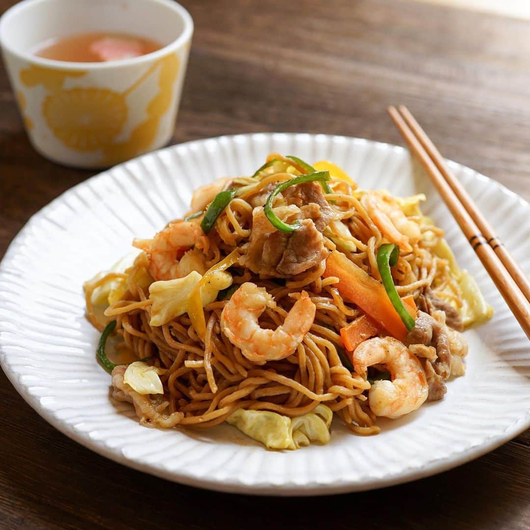 hirokoさんのインスタグラム写真 - (hirokoInstagram)「🌱2020.4.4（土）﻿ ✽.｡.:*・ﾟ #hiroponのおうちごはん﻿ ﻿ 「BASE FOOD」 @basefood_tokyo さんの﻿ #basepasta を使って#昼ごはん﻿ ﻿ 新しくなった#ベースパスタ﻿ アジアン（細麺）で今日は#焼きそば﻿ 冷蔵庫に入ってるもので作る﻿ ごくごく普通の焼きそばで〜す﻿ ﻿ このベースパスタなんと湯で時間1分！﻿ 焼きそばで炒めることを考えて﻿ 40秒ぐらいで茹であげました〜 早っ💦﻿ ﻿ ﻿ 『BASE FOOD』は1日に必要な栄養素の1/3がとれ﻿ 食物繊維･タンパク質･ビタミン･ミネラルまでバランスよくとれちゃいます﻿ 糖質も抑えてるのでダイエット中には嬉しいよね〜﻿ ﻿ オンラインで買うことができま〜す﻿ チェック👉🏻 @basefood_tokyo﻿ ﻿ ﻿ ﻿ そしていつもの @dashi_gura #だし蔵 さんの﻿ お湯を注ぐだけ簡単#dashicup﻿ ﻿ 今日は「うめ」﻿ ほんのりピンク色で癒されます...☺️ﾎｯ﻿ ﻿ 化学調味料・保存料・合成着色料 安心の無添加﻿ ほっこり#だしカップ 味わってみて下さい﻿ ﻿ チェック👉🏻 @dashi_gura﻿ ﻿ ﻿ ﻿ ﻿ ﻿ .........The end 🍝﻿ #だし蔵アンバサダー #basefood #ベースフード #完全食 #完全栄養食 #ダイエットごはん #糖質オフ #PFCバランス #糖質制限 #インスタフード #おうちごはん通信 #おうちごはんLover #くらしメイド #フーディーテーブル #マカロニメイト #デリミア #デリスタグラマー #snapdish #macaroni #locari_kitchen #lin_stagrammer #しっかり食べるダイエットごはん﻿ ・」4月4日 13時55分 - hiropon0201