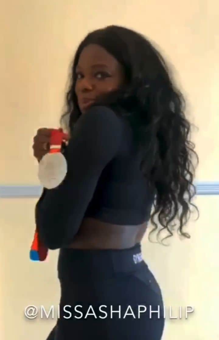 アシャ・フィリップのインスタグラム：「Had to come through with the GB girls for this one🔥💋💄🥰 ▪️ ▪️ Who else getting it in before this thing fades 😅 @sasha_corbin @kadburyz @ramlaali @biancawalkdentkd @alicekinsella17 @elliedownie @bdownie92 @morganrosemoroney 🙋🏾‍♀️ ▪️ ▪️ We've also set up a donation page to support the wonderful NHS in this time💙 see link in bio🤙🏾」