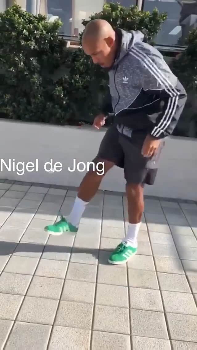 ナイジェル・デ・ヨングのインスタグラム：「Mastering social distancing one ball at a time! // Thanks to all the boys 👇🏻 // @markreynoldspga  @joostluitenofficial  @ruudgullit  @taeketaekema  @simondysongolf  @nigeldejong // #masteringsocialdistancing  #stayathome #coronavirus」