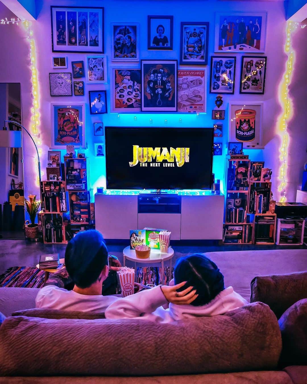 ニック・マーティンのインスタグラム：「ad We’ve been crushing the movie night game in the Martin household, as of late 🎉 Since going out to the movies isn’t an option right now, we go to the MTE (Martin Theater Experience) located on our cozy couch which even includes microwaveable @orvillepopcorn 👍🏽 NOW PLAYING 📽 Jumanji: The Next Level. Really taking our movie night to the NEXT LEVEL. See what I did there. I’ll be here all night, folks. For real though, with the current state of the world, it’s been important for @mrsjennamartin & I to enjoy our time together at home & “elevating the fun”, as I like to call it. Being creative and sprinkling in a bit of the things we enjoy from the outside world into our home. Also, watching a comedy together & having a laugh is important for the soul, at the moment. What are you guys watching (or what have you watched) that you’ve enjoyed a lot since being home? #NextLevelMovieNight #Jumanji #JumanjiTheNextLevel @jumanjimovie」