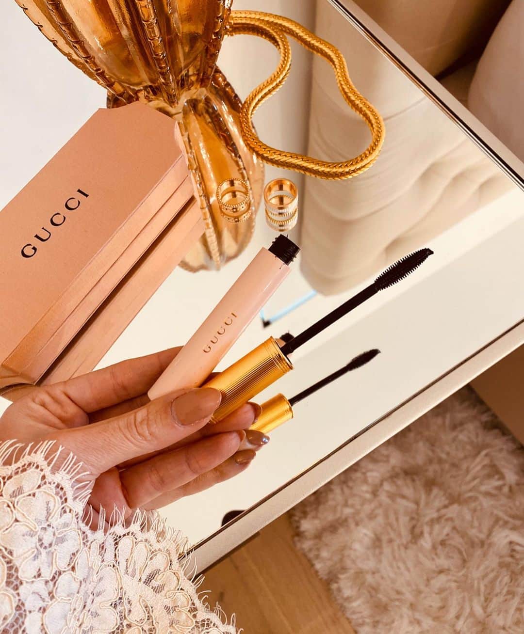 Camila Coelhoさんのインスタグラム写真 - (Camila CoelhoInstagram)「Playing with makeup while at home! Love a strong lashes look! Using the @guccibeauty Mascara L’Obscur to finish out both looks. What’s your favorite? Soft & natural or edgy & bold.?! #ad #guccibeauty @sephora———— Quem também ama make focada na máscara de cílios? Adoro a opção 2! E vocês?」4月4日 5時57分 - camilacoelho