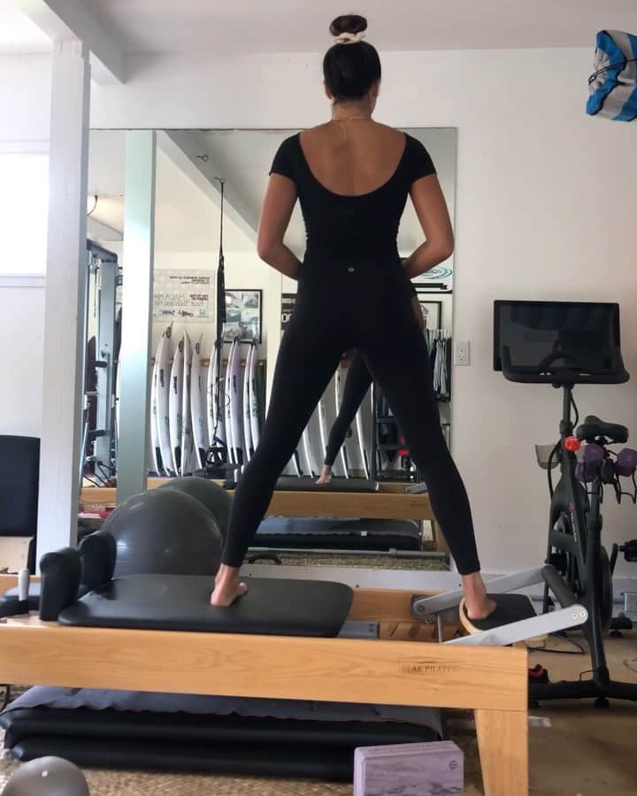 マリア・マニュエルのインスタグラム：「a little pilates warm up before online yoga this morning with some of my favorites @lululemon 🙏🏼」