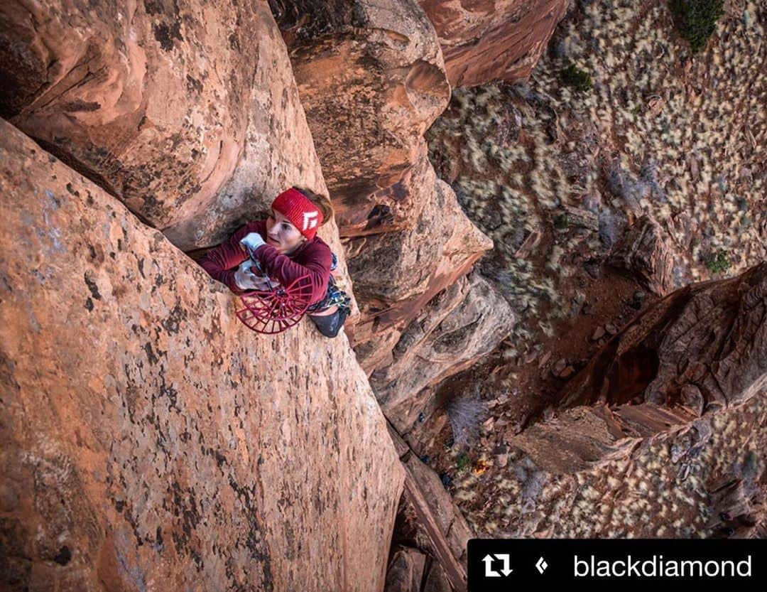 バーバラ・ザンガールさんのインスタグラム写真 - (バーバラ・ザンガールInstagram)「This is not the style of climbing I feel comfortable in —> but with proper protection it feels already way better to me! The #21 is real and #7 and #8 are even more real!! @blackdiamond #C4bigbabies #tamethemonster 📸 from the master @wasatchandy」4月4日 6時33分 - babsizangerl