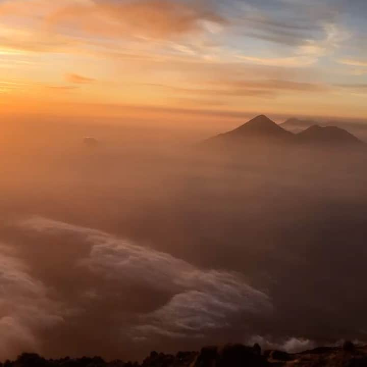 ステファノ・カルーゾのインスタグラム：「“The silence of nature is very real. It surrounds you...you can feel it” 🇬🇹 #throwback #vacation #guatemala #hikingadventures #passportready #backpacking #travelgram #vulcanoacatenango #vulcanofuego #timelapse #nature #colors #happysoul #ciaobelli」